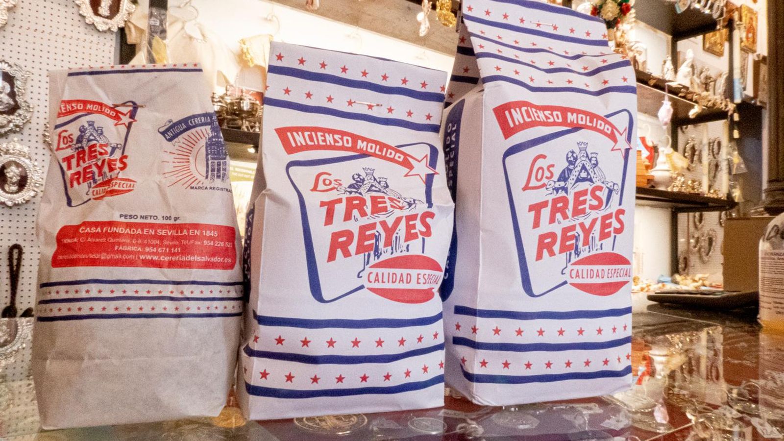 "Los Tres Reyes" en el mostrador de la antigua cerería del Salvador