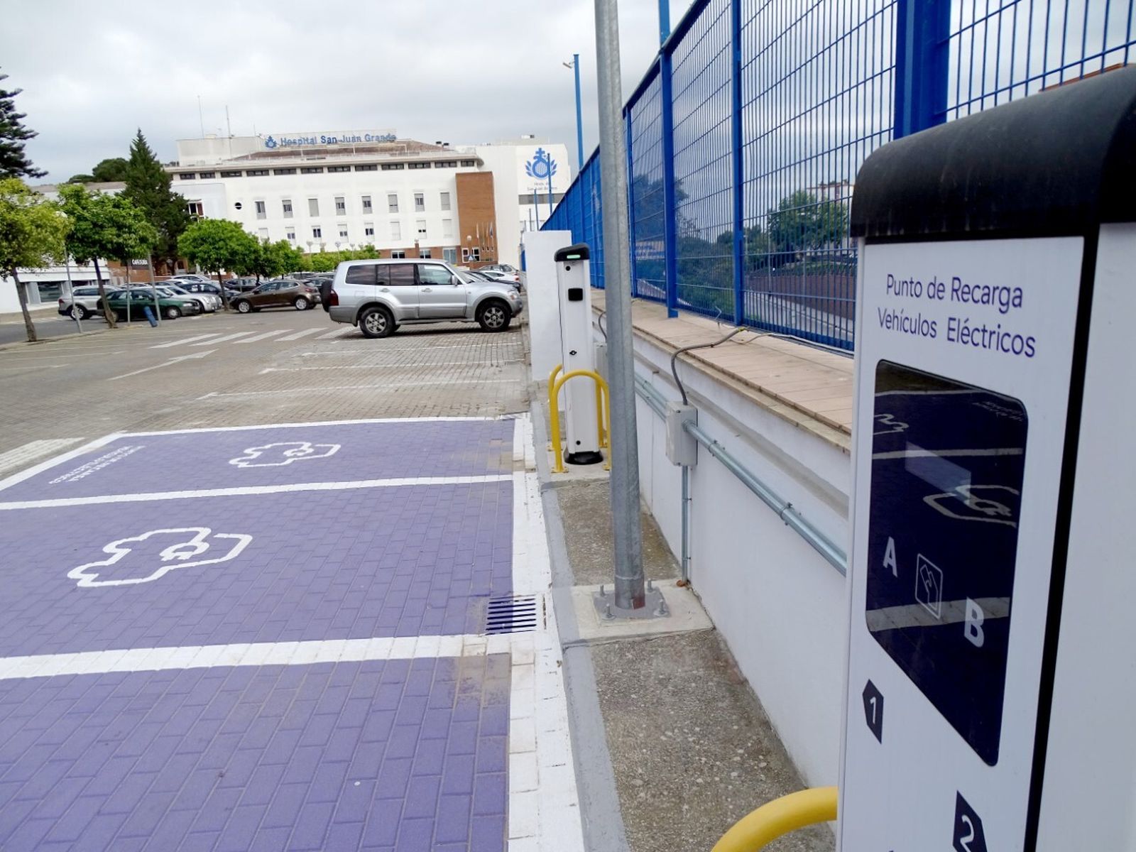 Los equipos, en el aparcamiento del Hospital San Juan Grande, permiten cargar simultáneamente cuatro vehículos.
