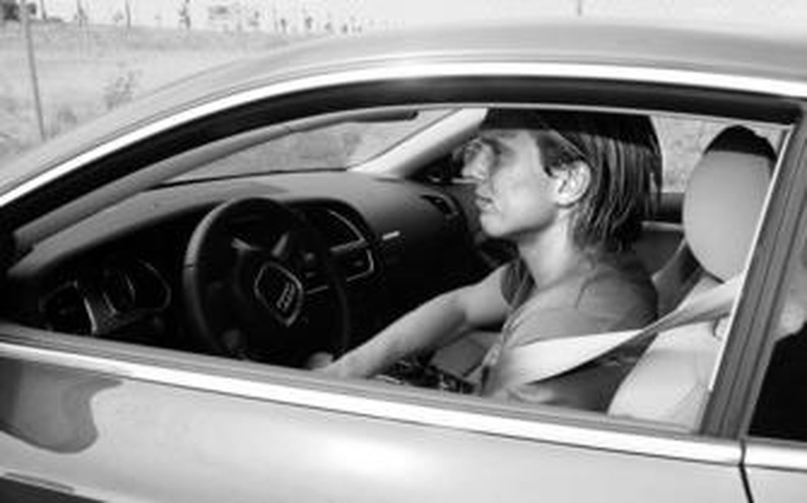 Poulsen abandona la ciudad deportiva tras despedirse de sus compañeros.