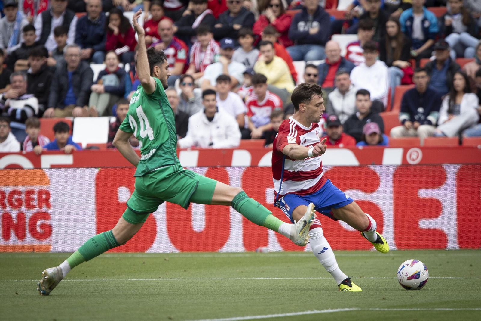 Ataque del Granada en el partido ante Osasuna