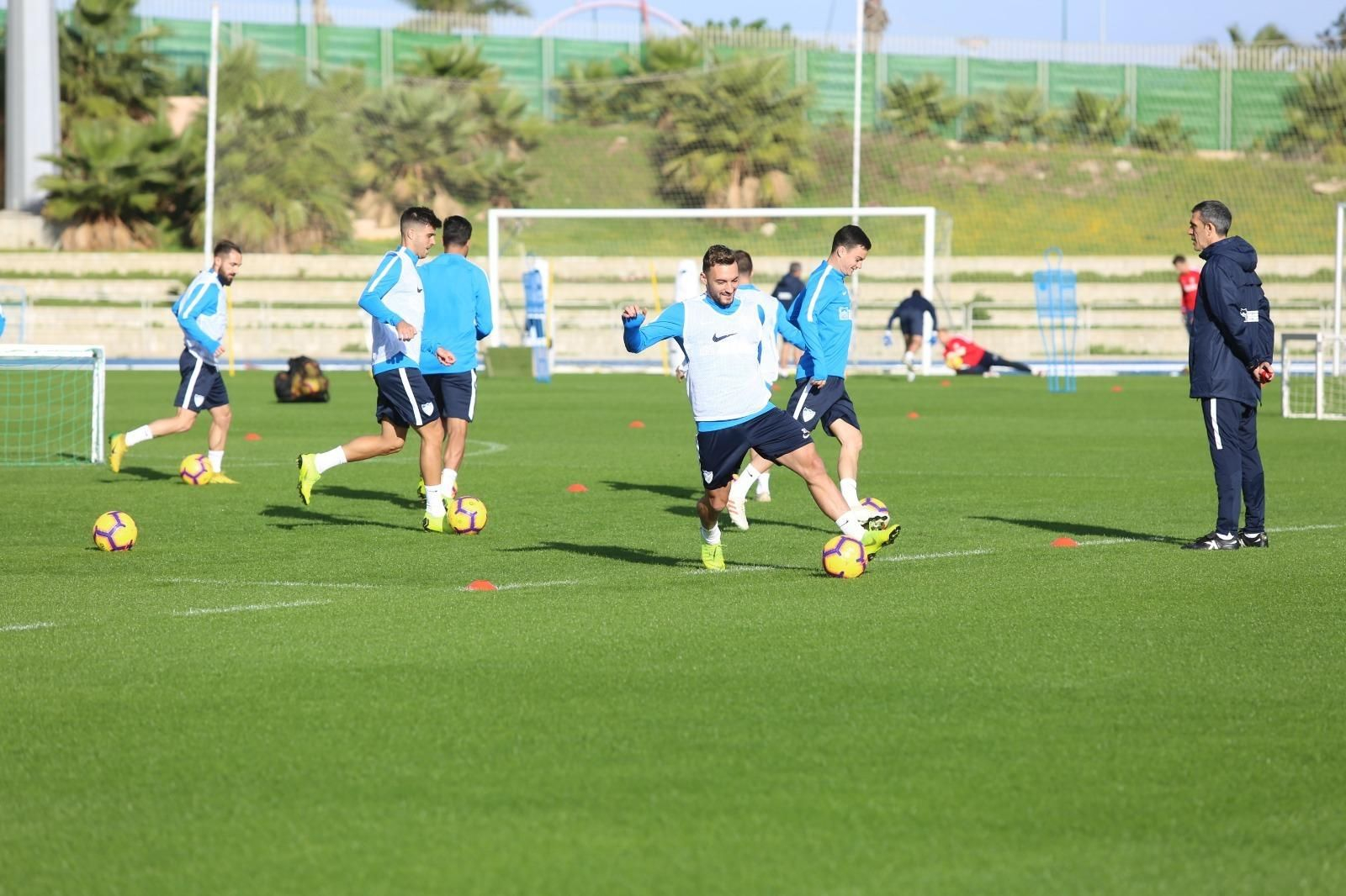 Una imagen del entrenamiento del Málaga CF esta mañana en el Ciudad de Málaga.