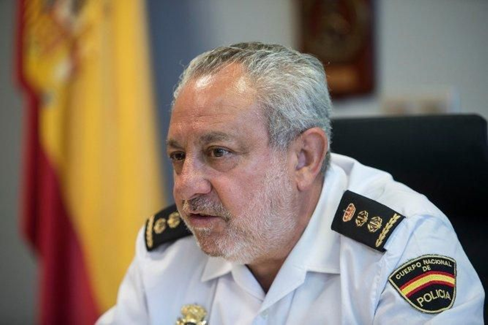 Luis Rodríguez, en su despacho de la Comisaría de la avenida Constitución durante la entrevista.