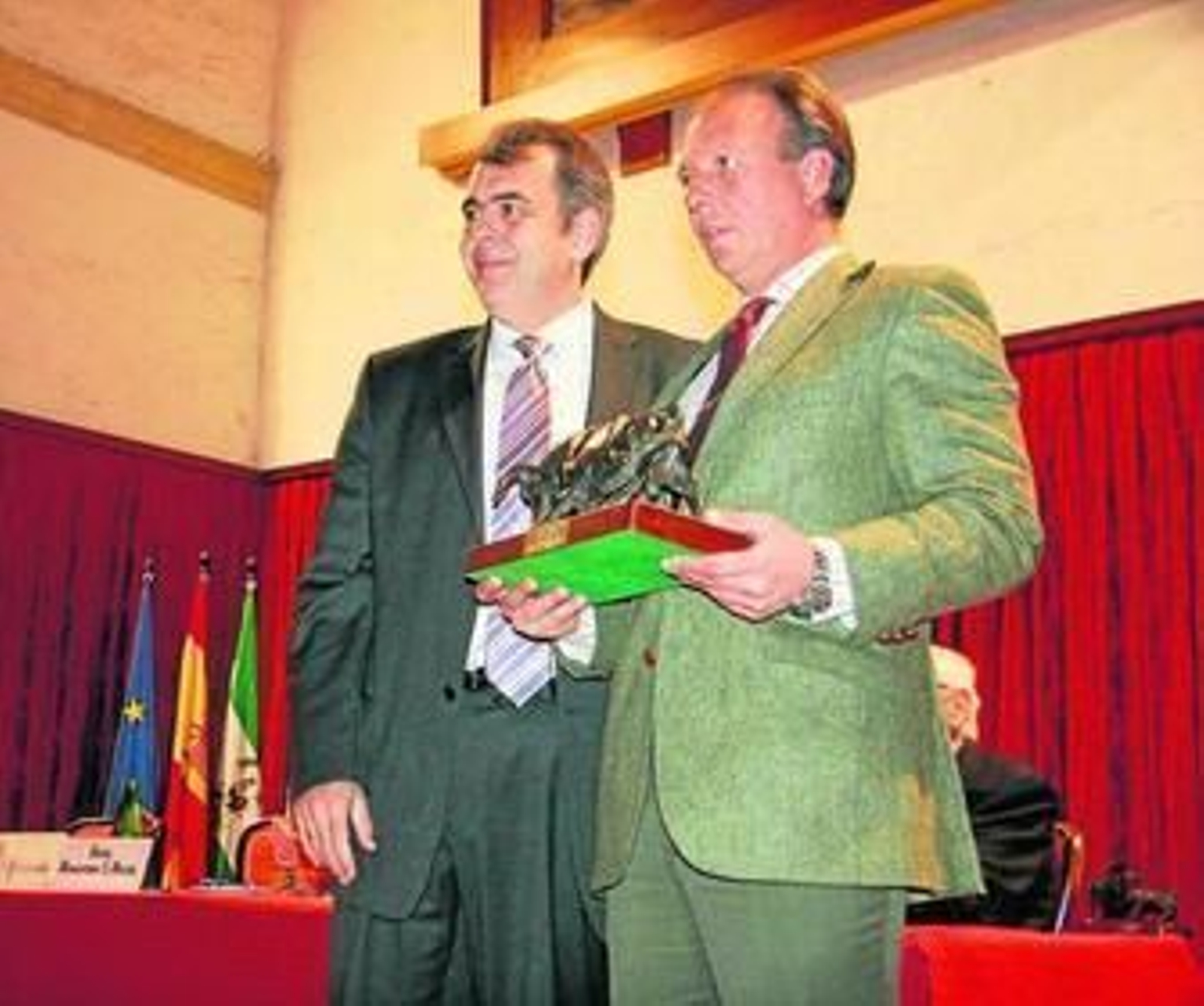 El ganadero José García Cebada recogiendo el trofeo al toro más bravo de la temporada 2011 en El Puerto.