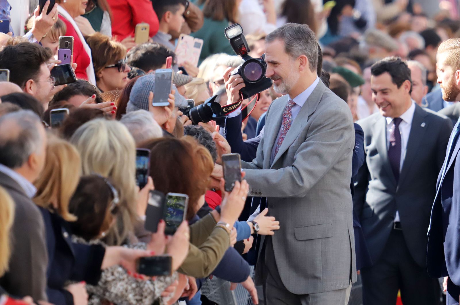 Imágenes de Don Felipe y Doña Letizia arropados por el cariño de los almonteños