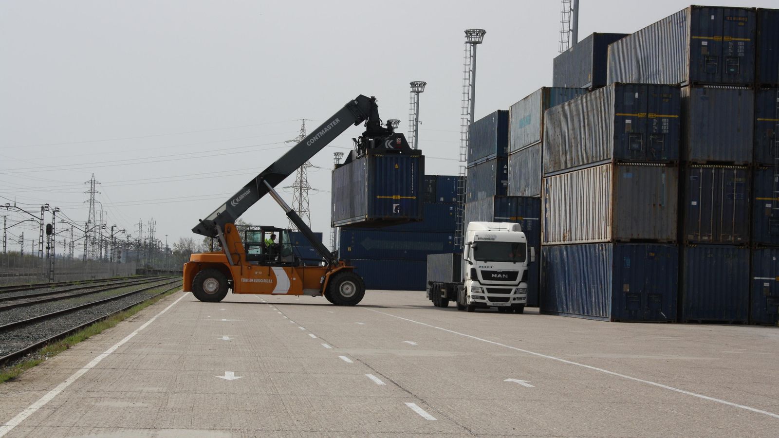 Labores de carga en la terminal ferroviaria del Puerto de Huelva en Majarabique.