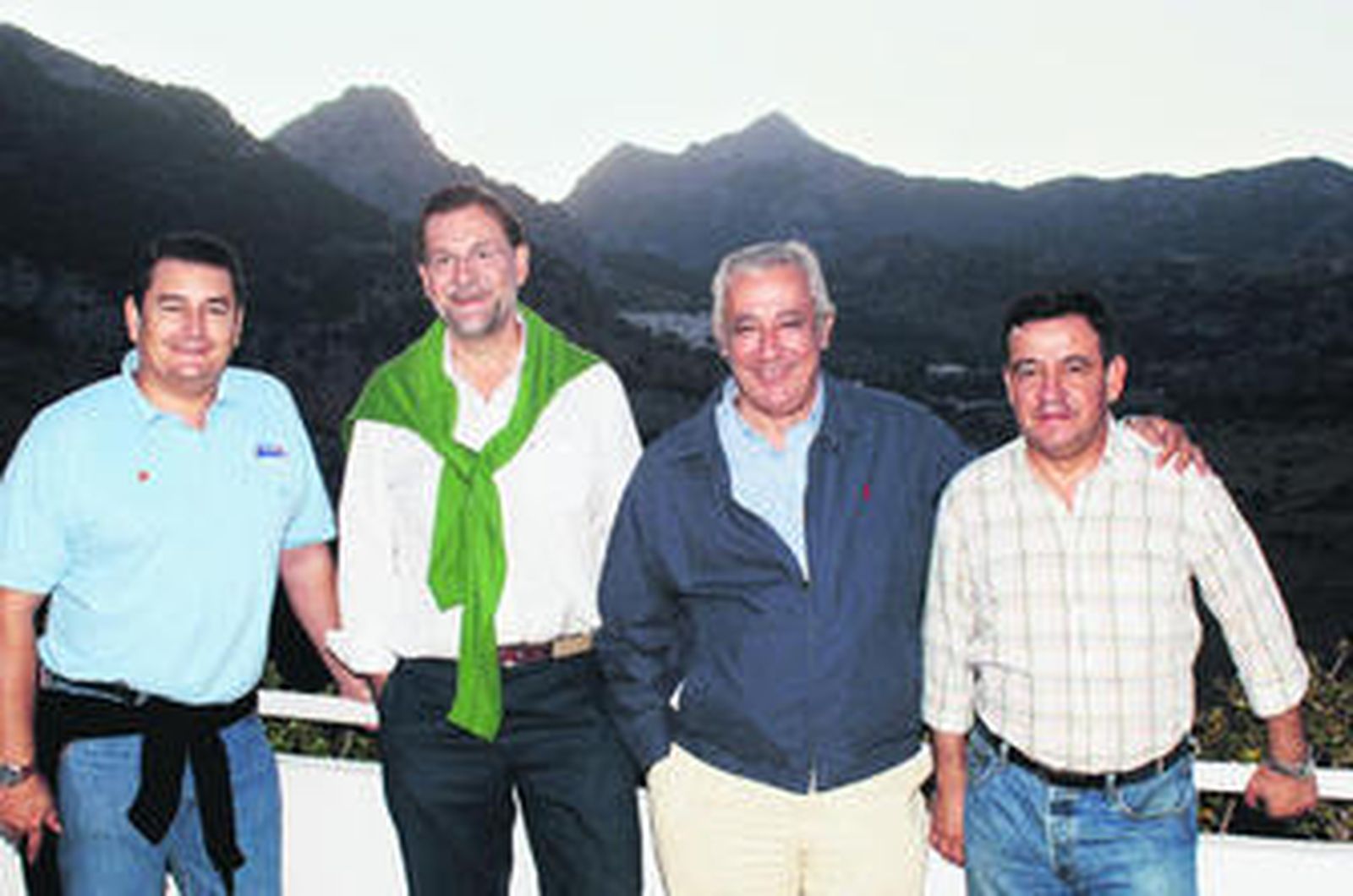 Rajoy, junto a Arenas, Antonio Sanz y José Loaiza, frente a Grazalema (Cádiz), en su última visita.