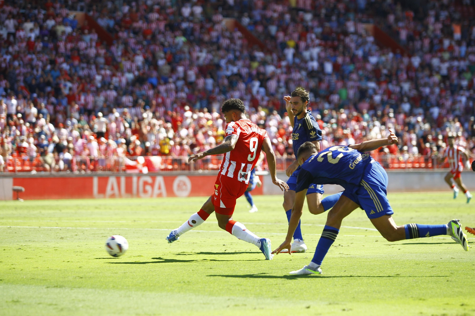 Imágenes del empate a 3 de la U.D. Almería y el Granada C.F.