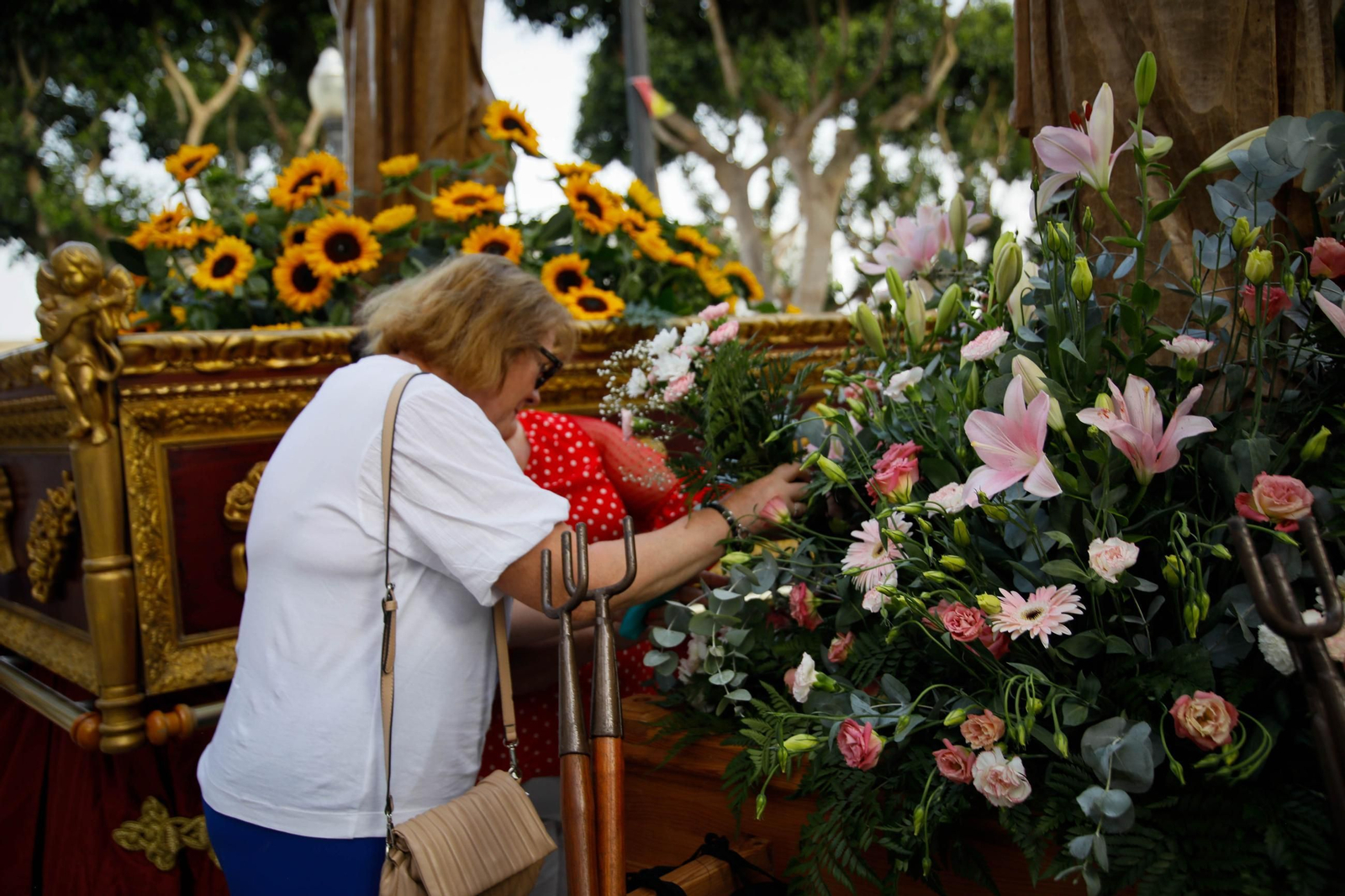 Ofrenda floral y misa durante la última jornada de las fiestas de Campohermoso Ofrenda floral y misa durante la última jornada de las fiestas de Campohermoso
