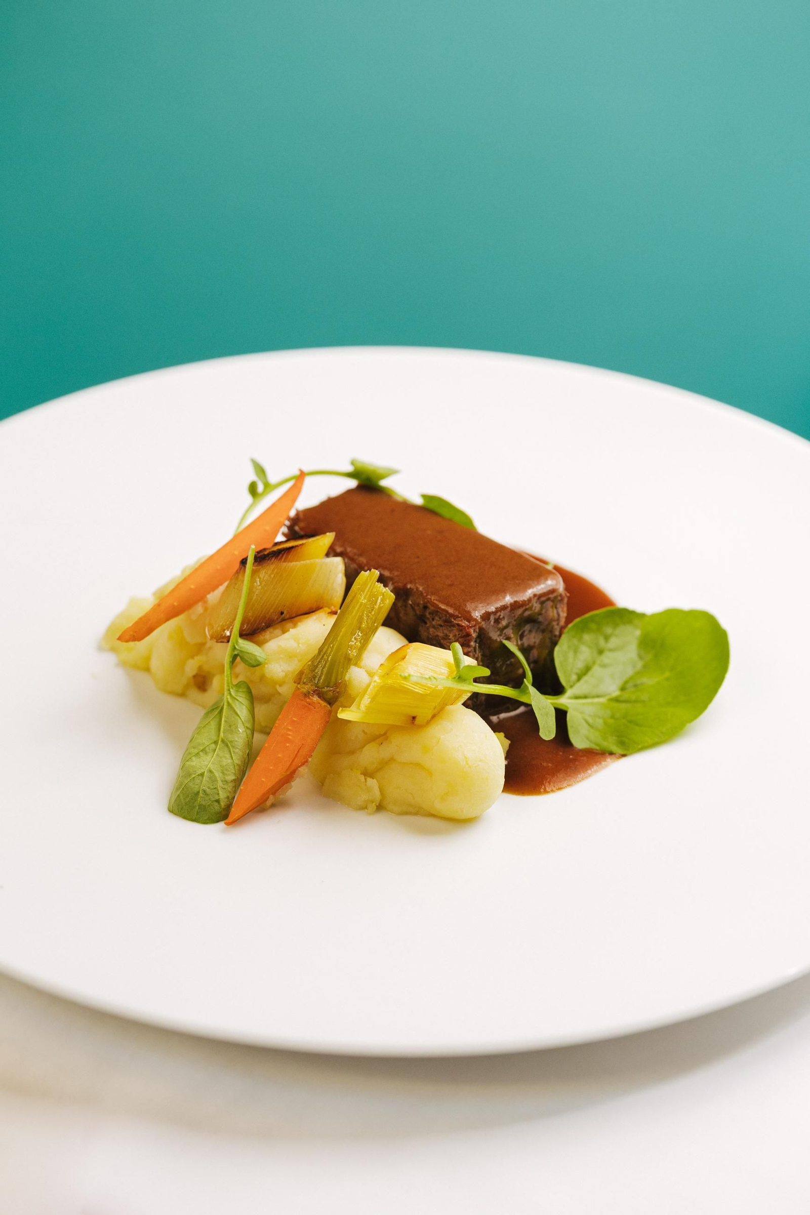 Lingote Lingote de cerdo ibérico de bellota con puré de patata ahumada, puerros confitados y jugo de vino tinto.jpg