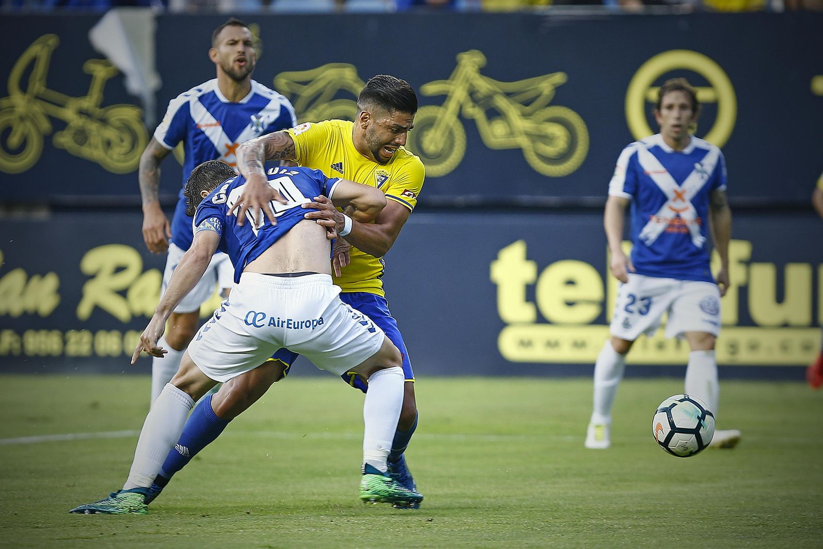 Jona, con el Cádiz, ante el Tenerife.