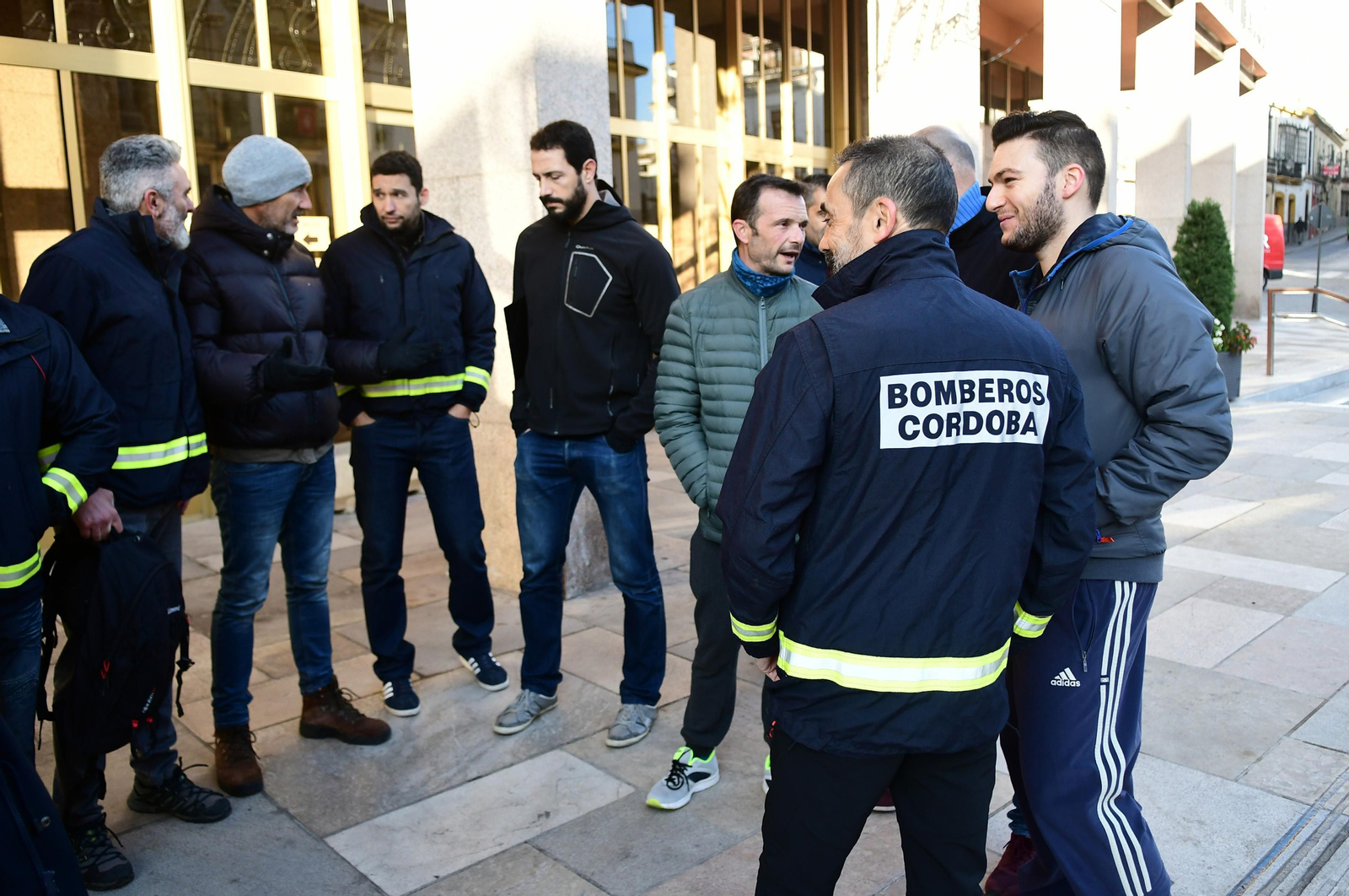 Efectivos de los bomberos de Córdoba, a las puertas del Ayuntamiento.