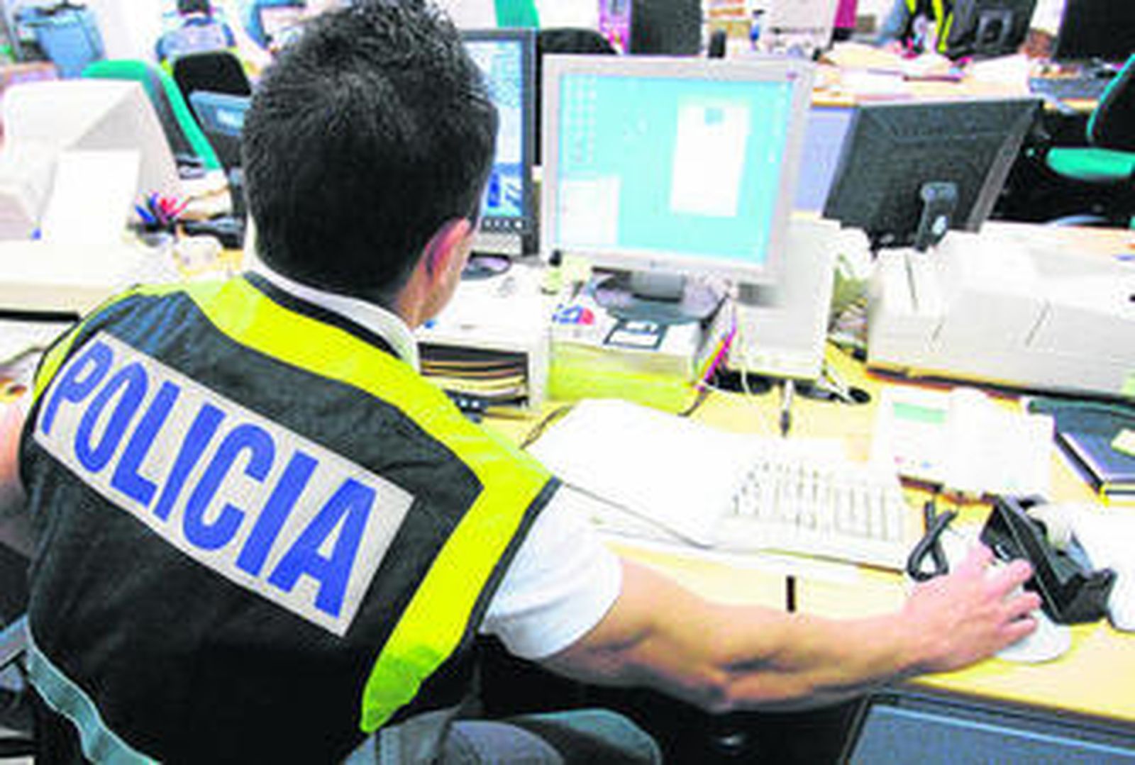 Un agente policial, trabajando en la detección de delitos informáticos.