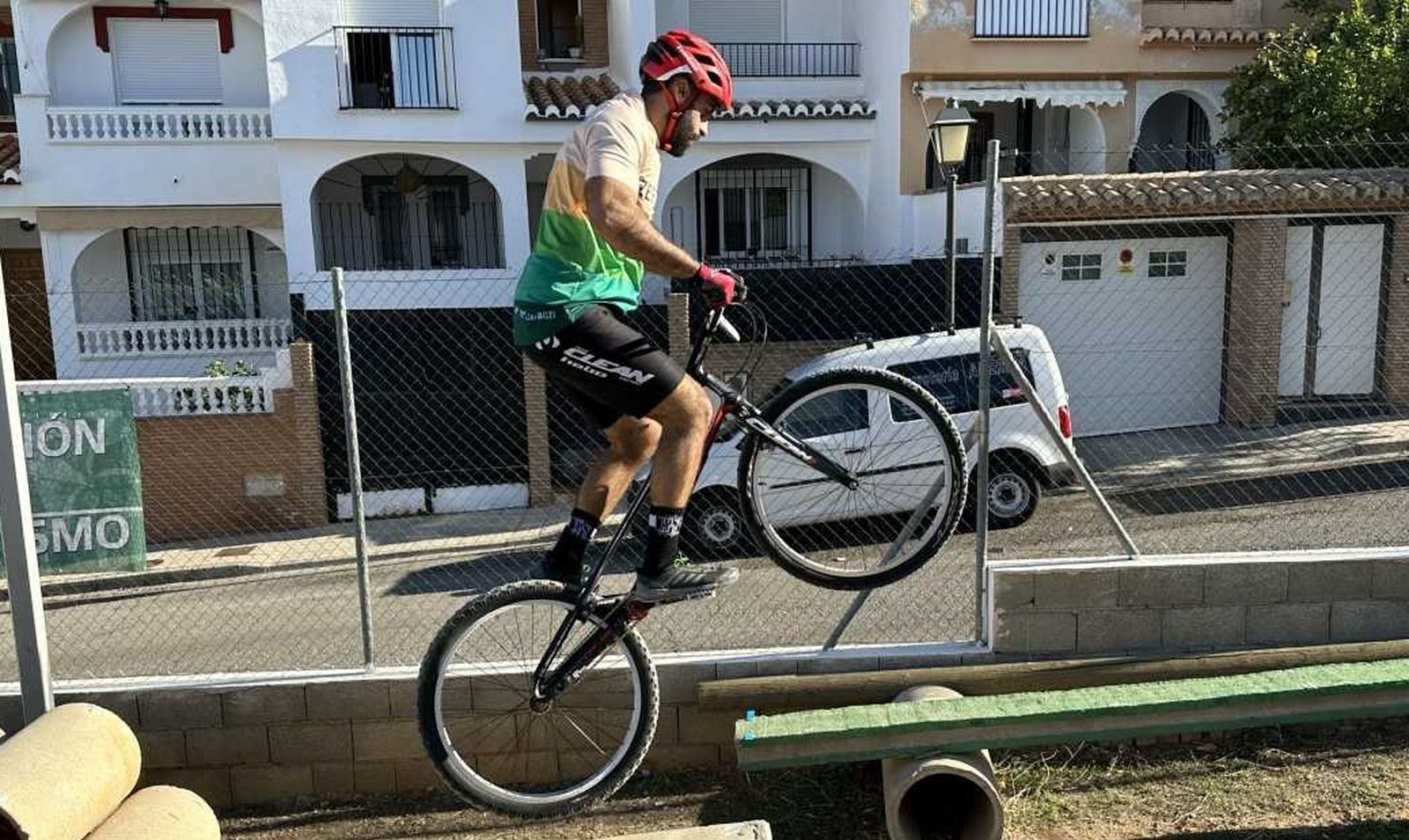 Un participante de una de las pruebas de trialbici pasada.