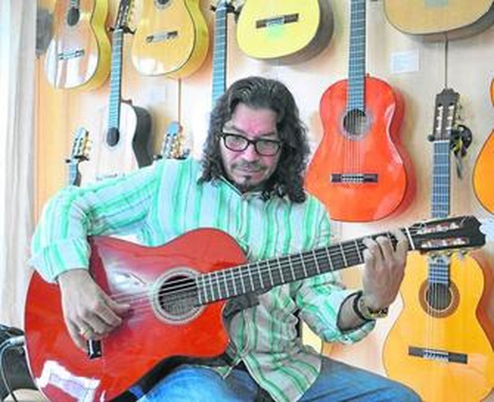 El cantante y guitarrista Raimundo Amador en una exposición de guitarras de Sevilla