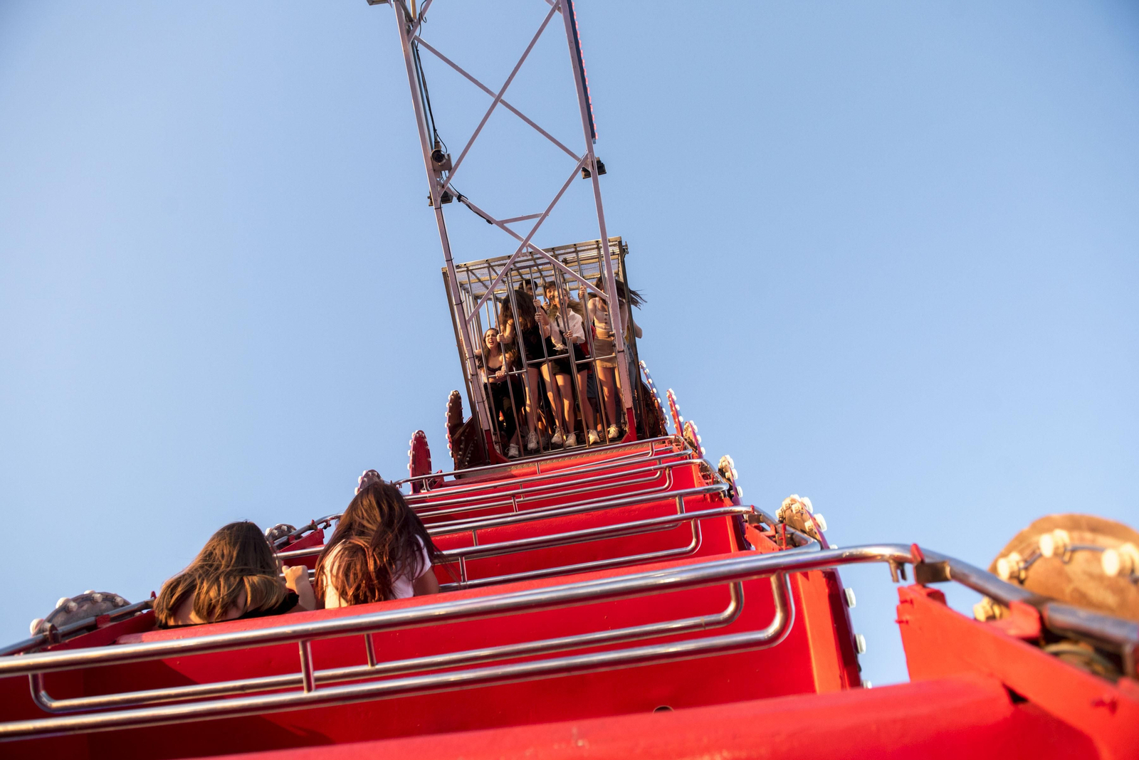 Varios jóvenes subidos en la barca vikinga