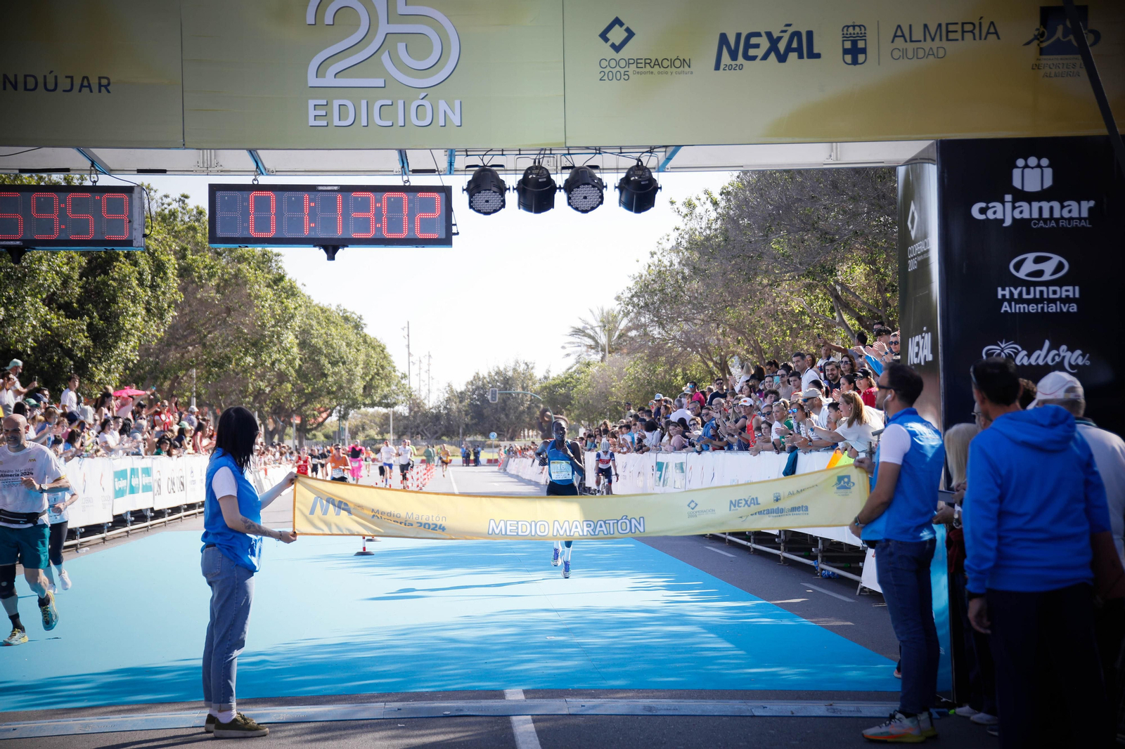 Imágenes de la llegada de la Media maratón Ciudad de Almería