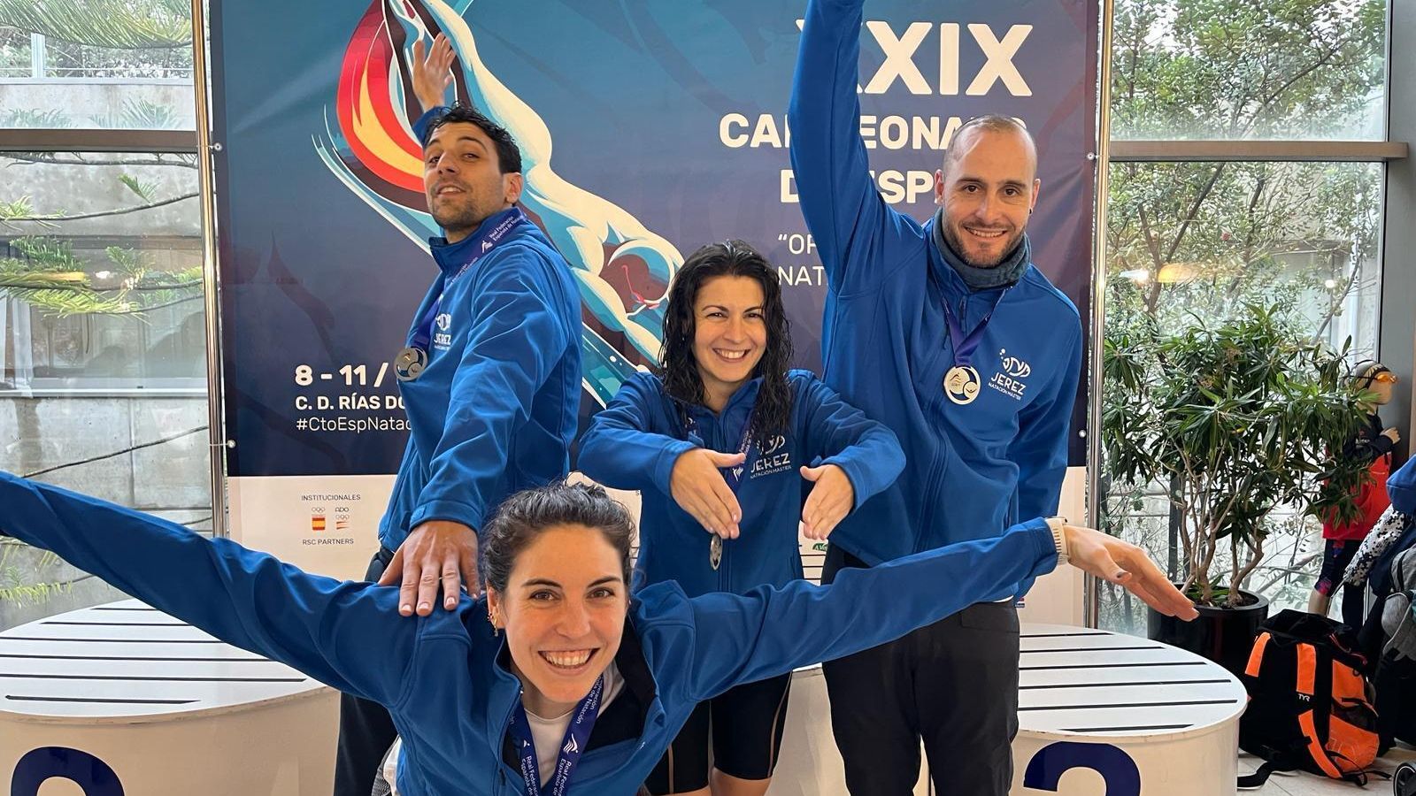 Los nadadores del Jerez Máster, readiantes tras el título.