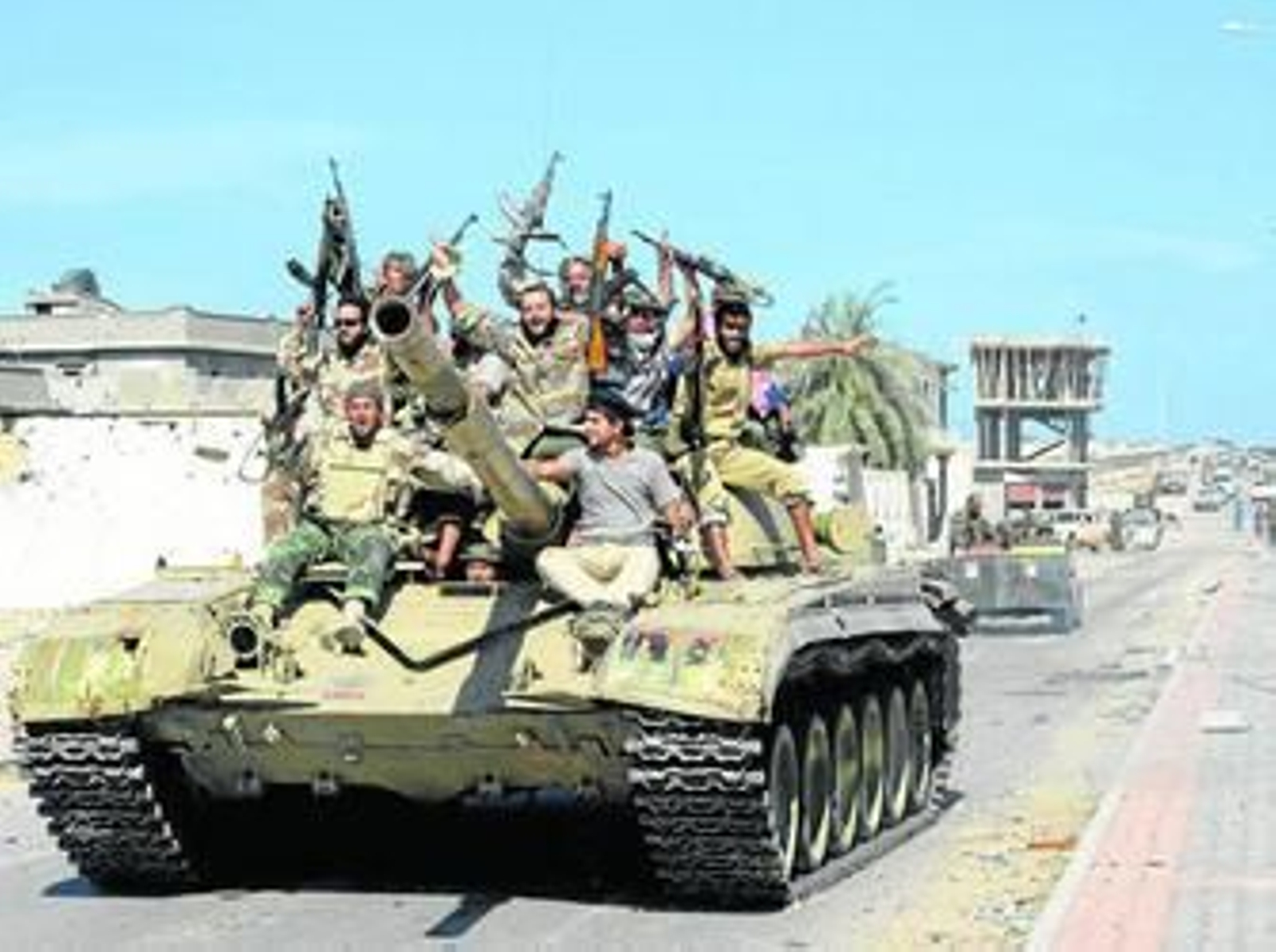 Combatientes de Consejo de Transición Nacional celebran en Sirte la caída de Gadafi.