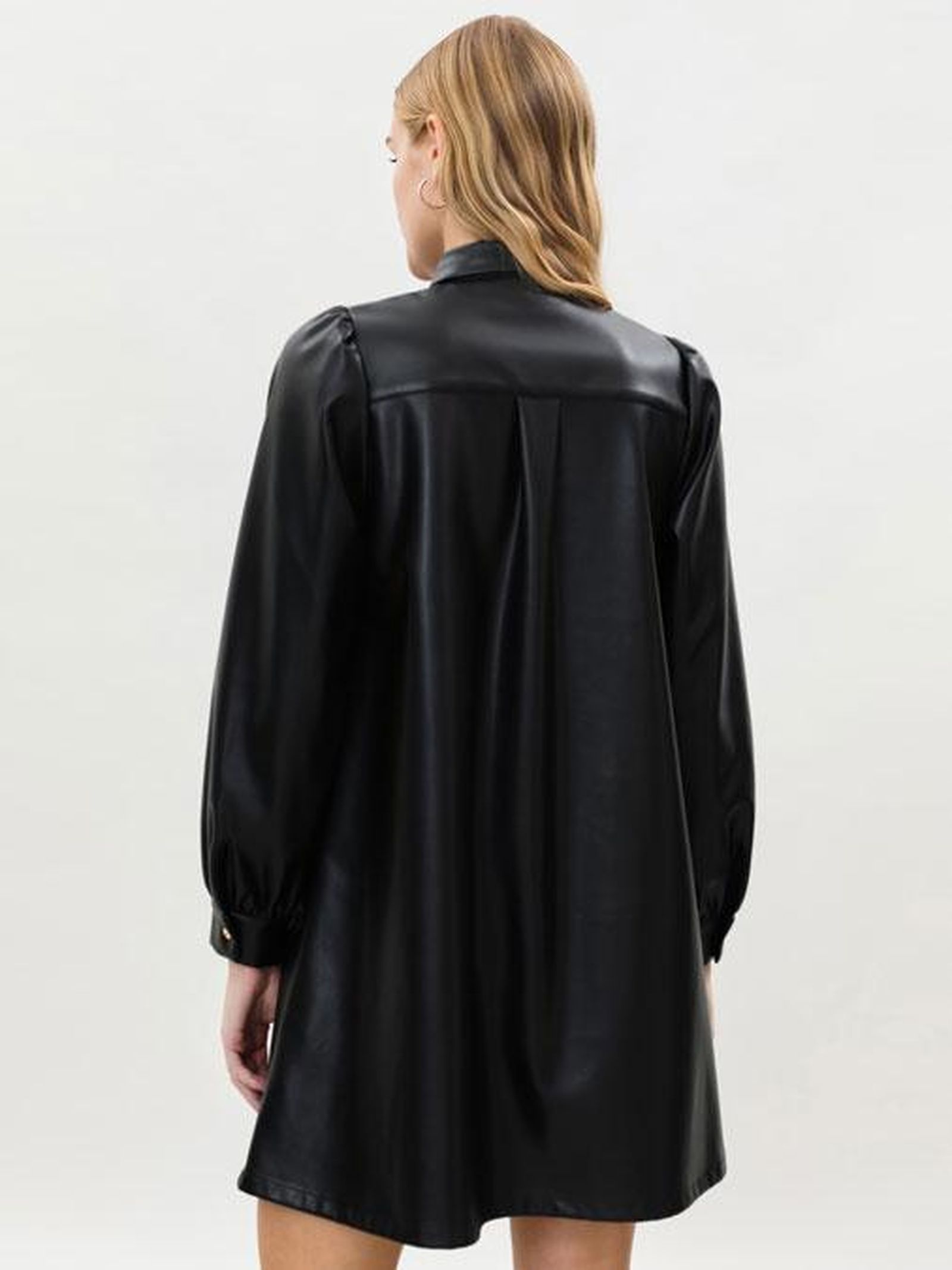 Vestido efecto piel de Lefties.