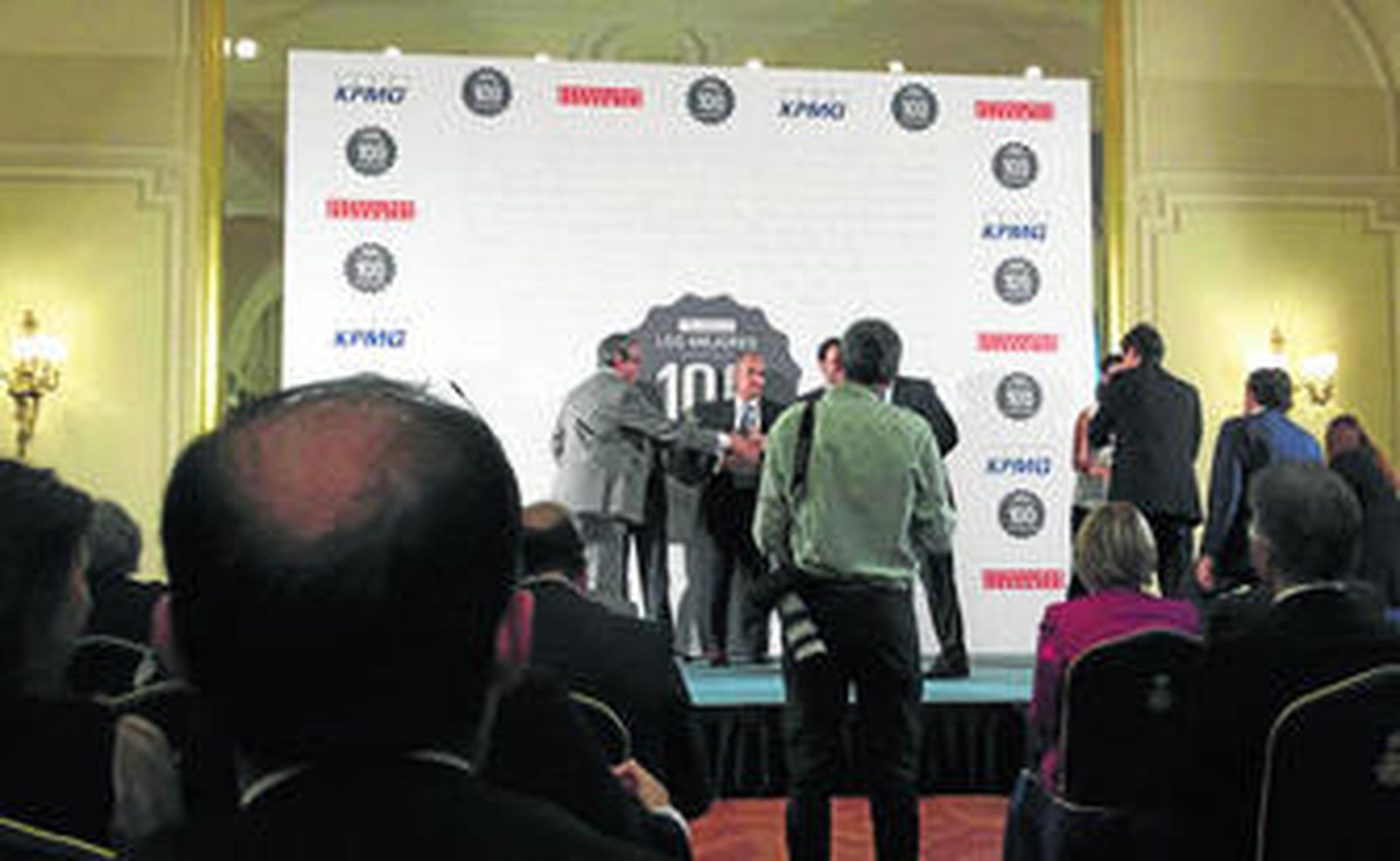 Luis Velar, director financiero de Hortofrutícola Cosa de Almería, recogiendo el galardón.