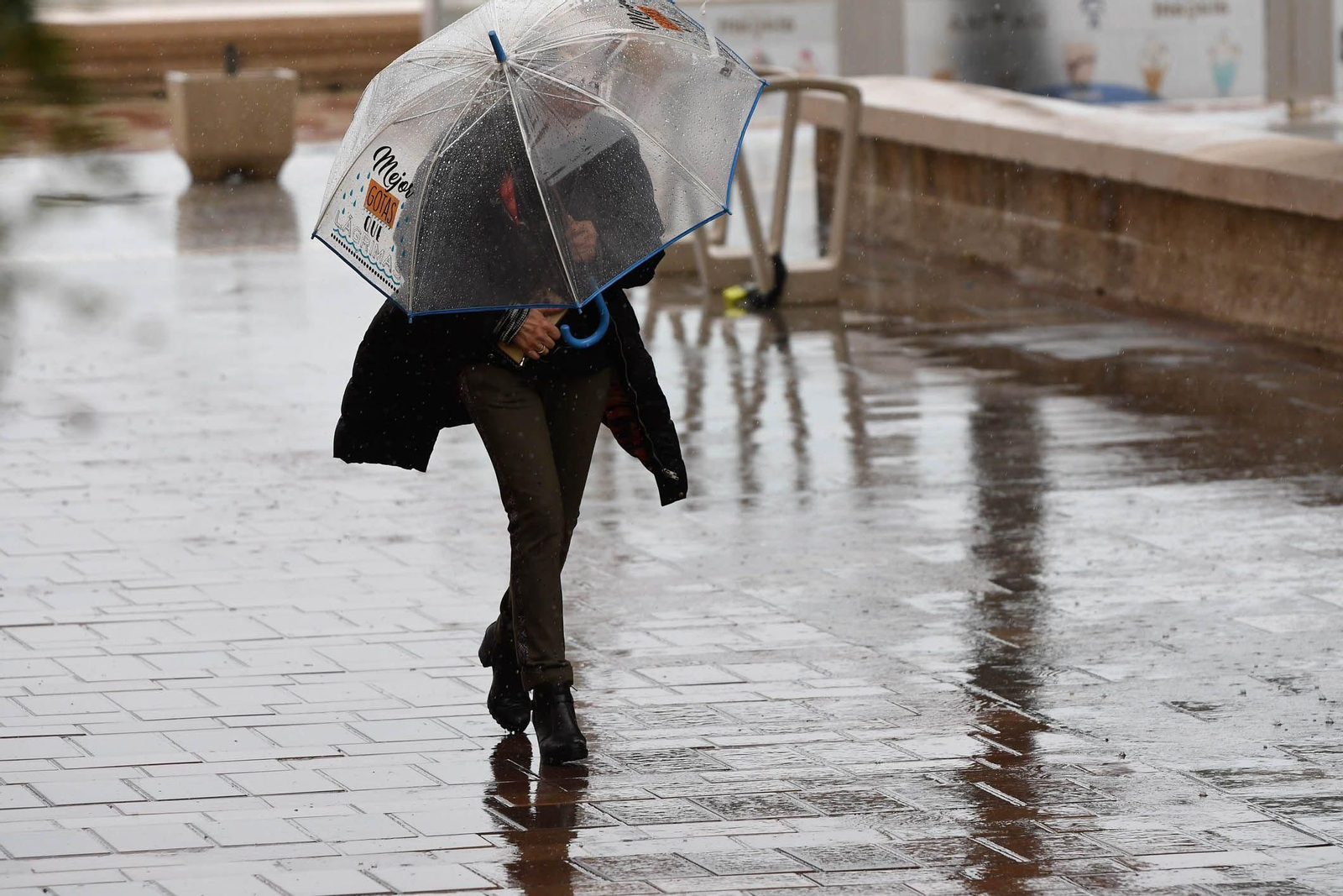 Una persona se resguarda con un paraguas  de la lluvia que cae en Almería