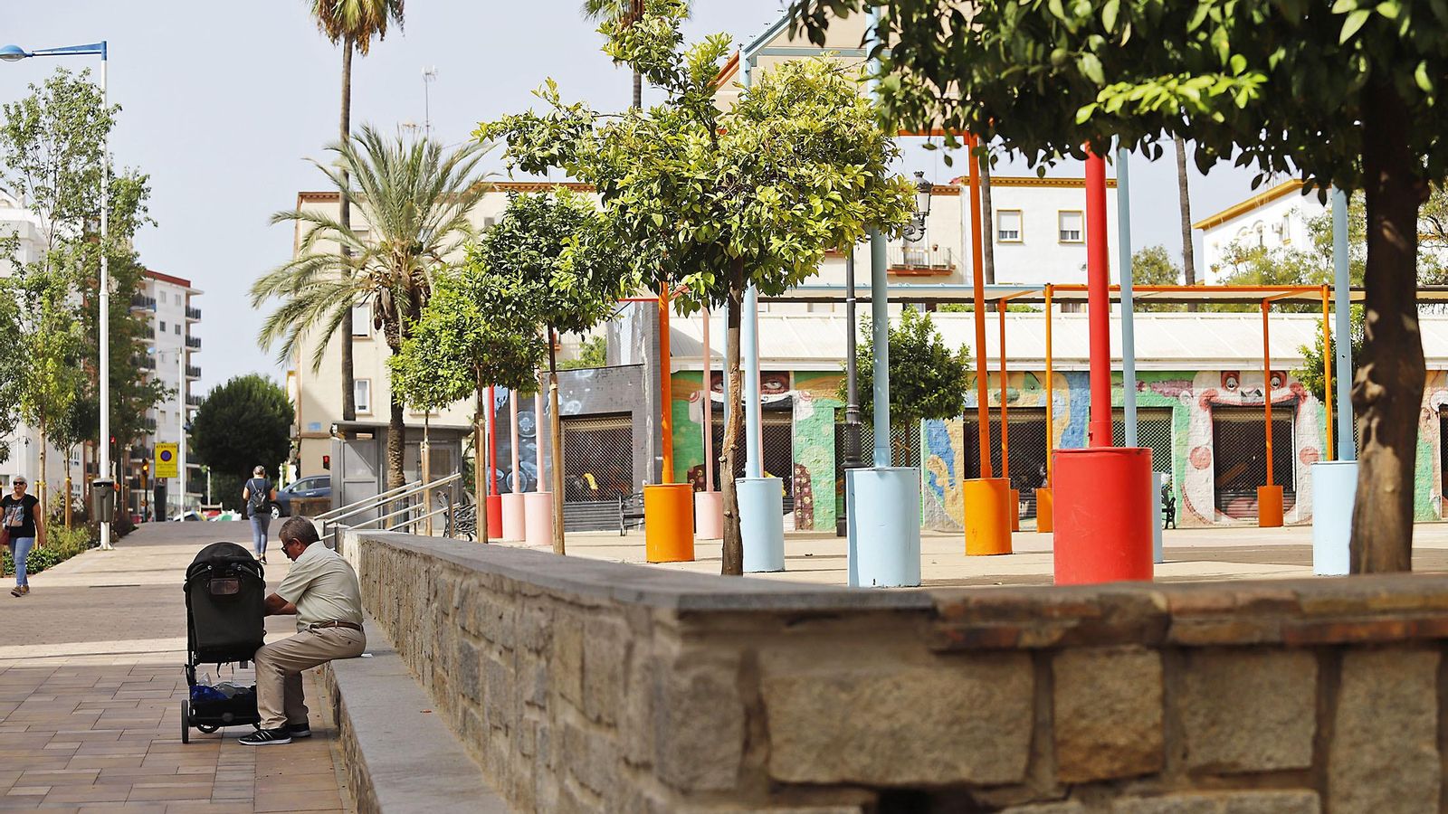 Los toldos han sido pintados de rojo, azul, naranja y rosa.