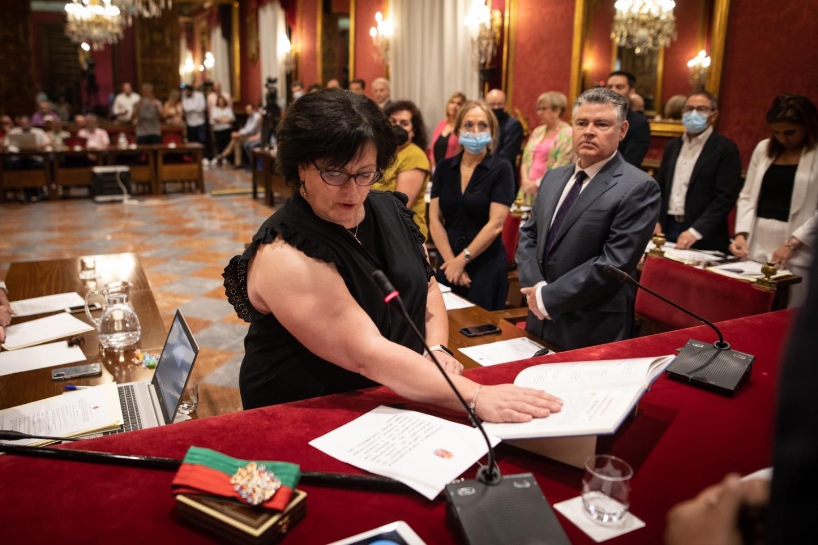 La nueva concejal de Granada, Sandra Rodríguez Salas, prometiendo su cargo en el Ayuntamiento