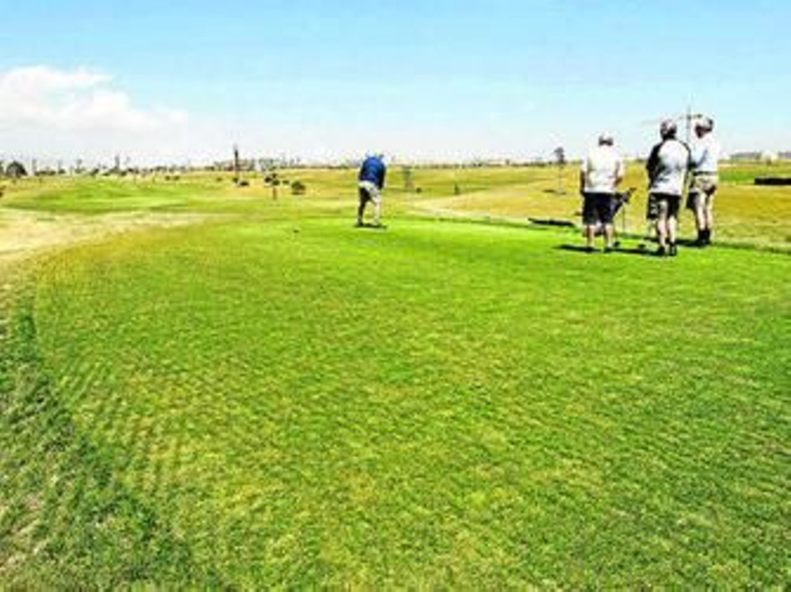 El Toyo cuenta con un campo de golf de 18 hoyos y una escuela dedicada a esta disciplina deportiva.
