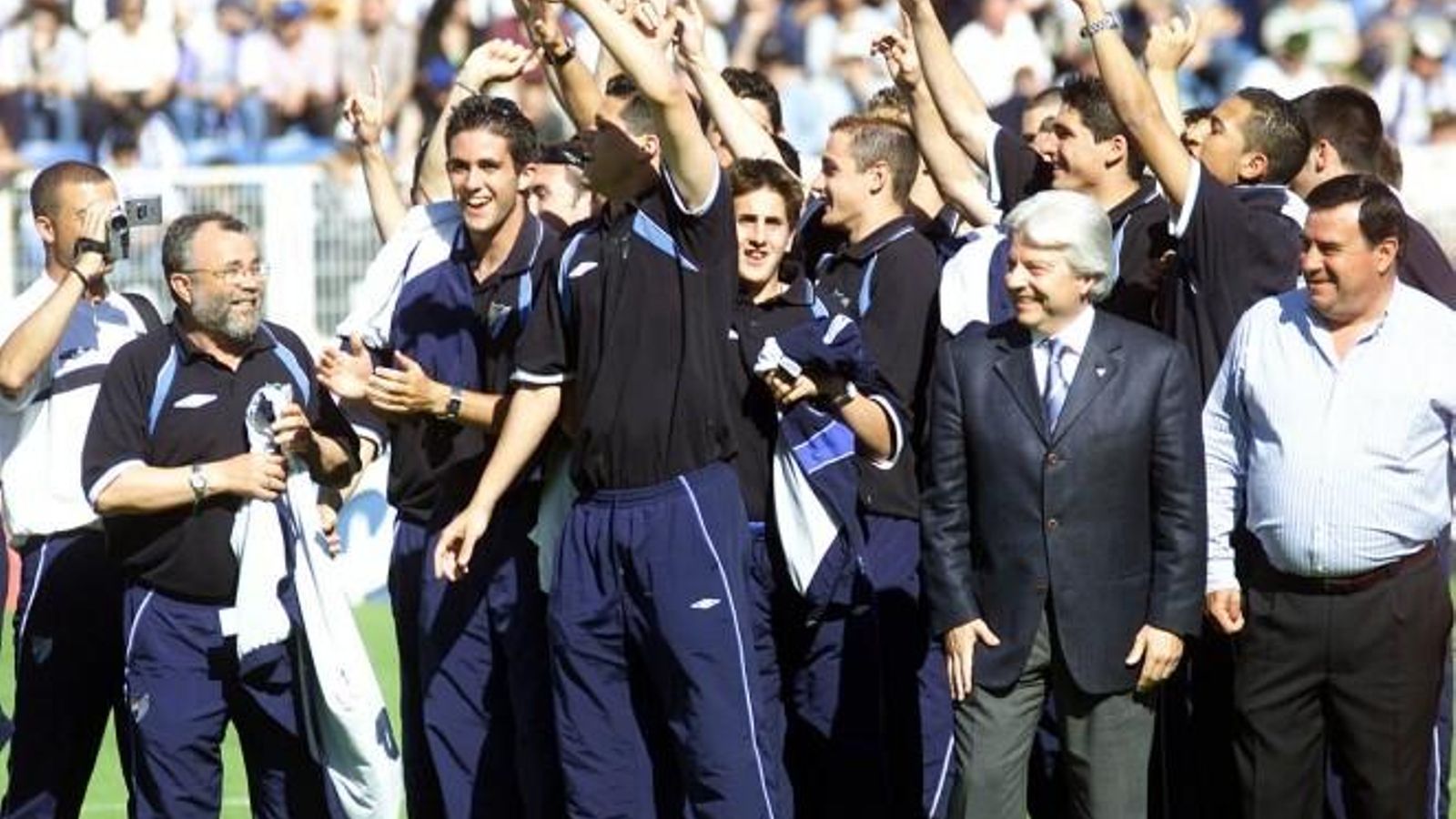 Los jóvenes celebraron el título en La Rosaleda junto al ex presidente Serafín Roldán. Los jóvenes celebraron el título en La Rosaleda junto al ex presidente Serafín Roldán.