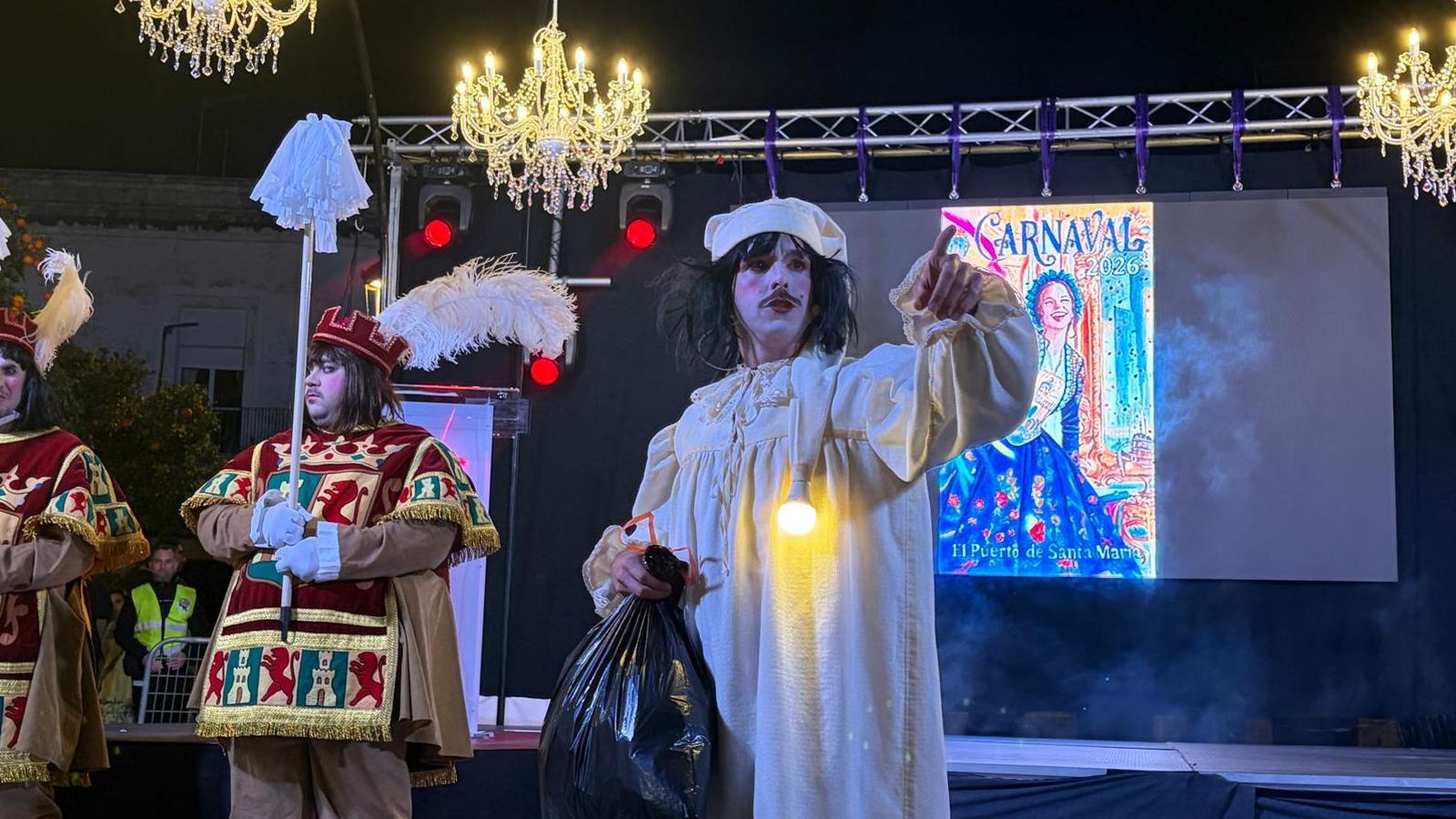 El rey, en camisón cuando salió a tirar la bolsa de la basura.