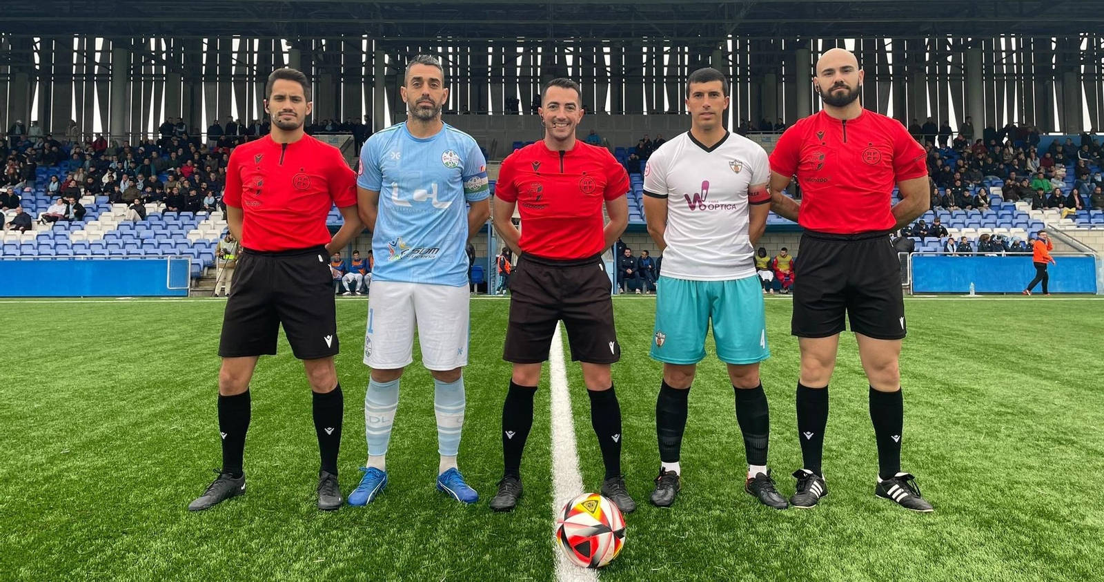 Pino y Ángel García posan con el trío arbitral antes del inicio del encuentro.