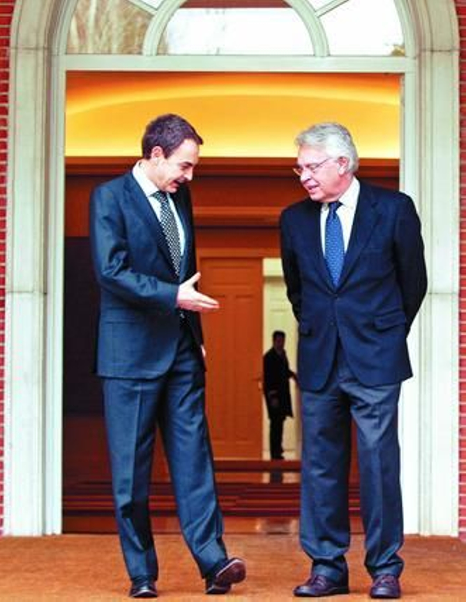 19 de diciembre de 2007: El presidente del Gobierno, José Luis Rodríguez Zapatero  (i), durante la reunión que mantuvo hoy, en el Palacio de la Moncloa, con el recién elegido presidente del Grupo de Reflexión para el futuro de la Unión Europea, Felipe González 

Foto: EFE