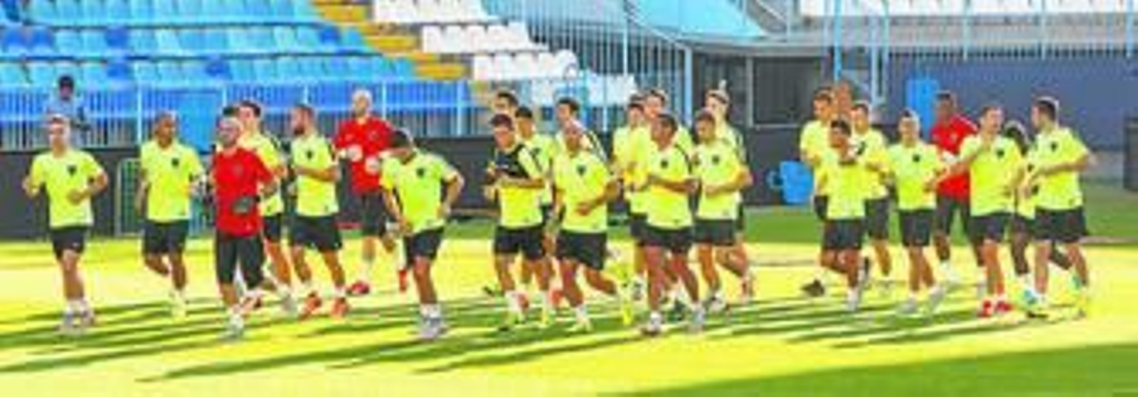 Los jugadores del Málaga hacen carrera continua por La Rosaleda.
