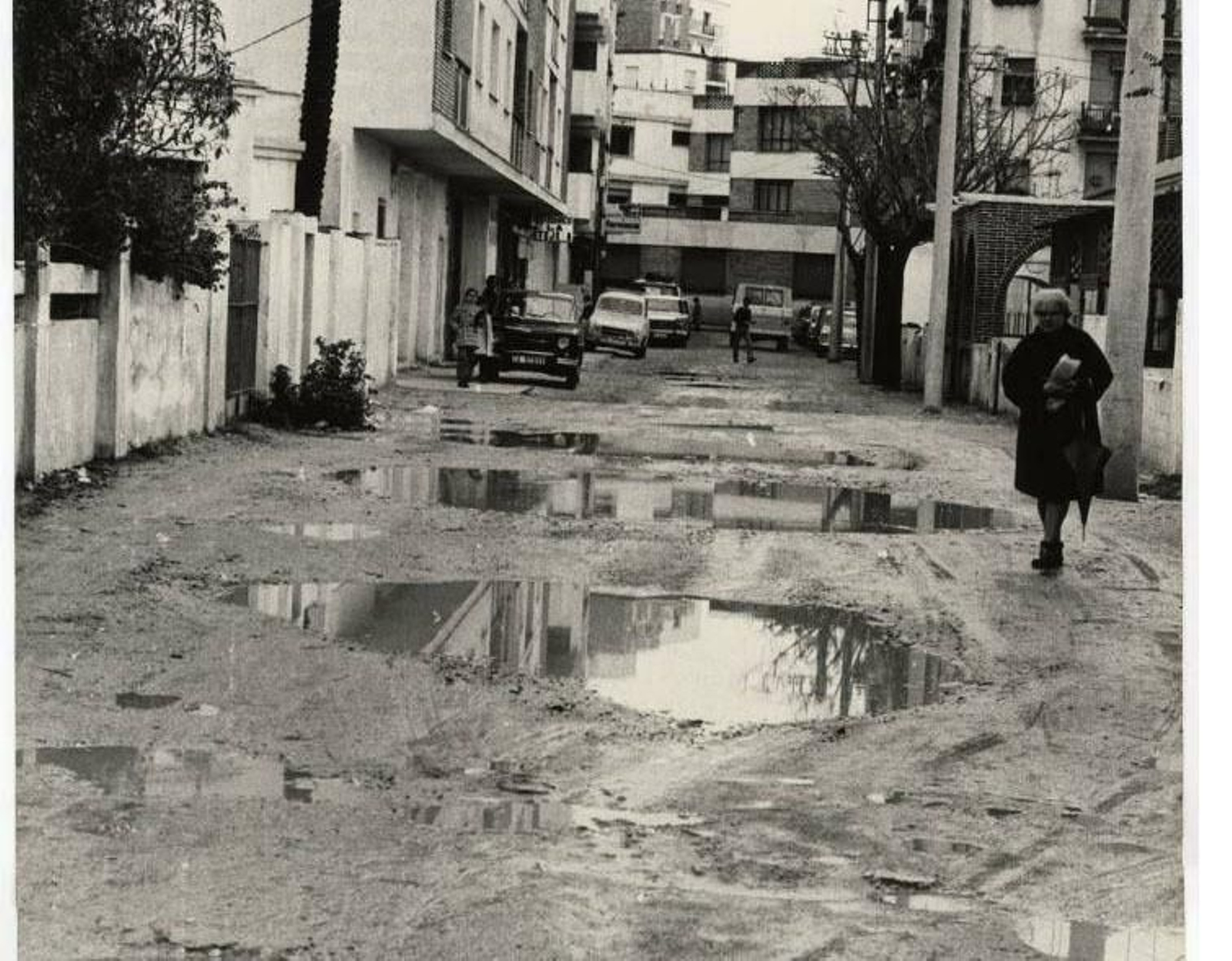 Calle Santa Teresa, sin asfaltar y con numerosos charcos, situación que se mantuvo hasta finales de los años 70