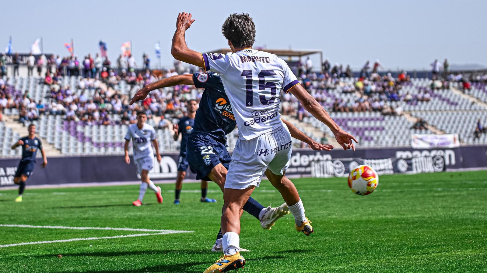 Maroto fue uno de los jugadores blanco que saltó al campo desde el banquillo.