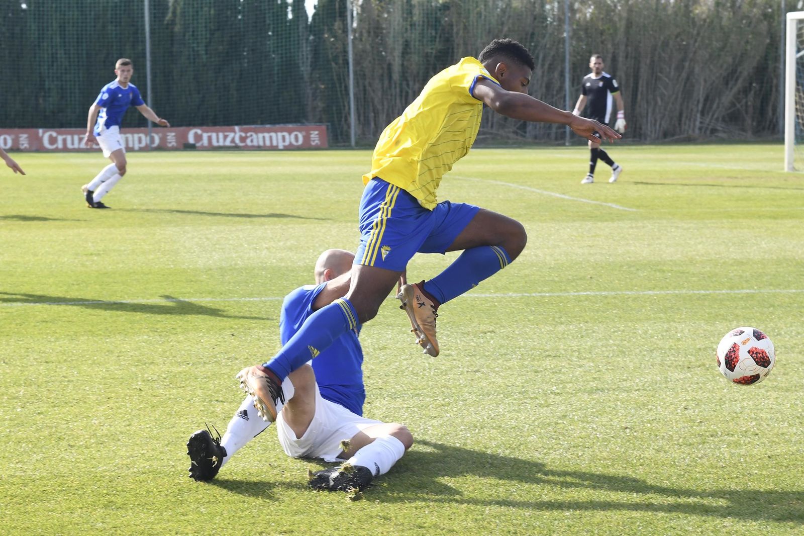 Seth Vega supera la entrada de Dani Jurado en una acción pegada a la banda de los banquillos.