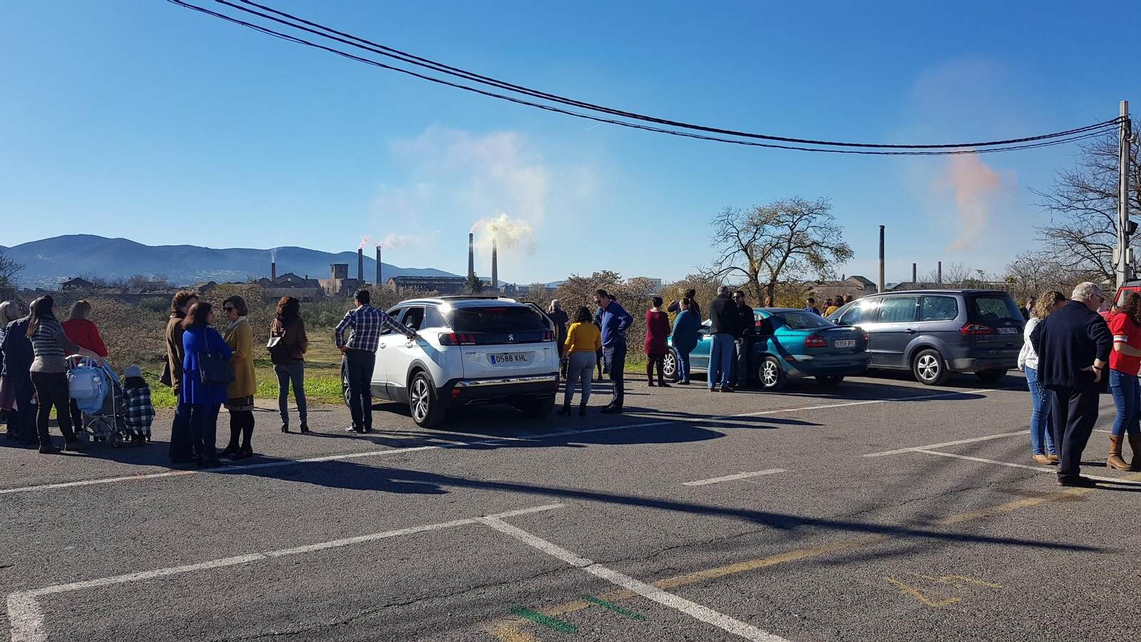 Numerosas personas contemplan el encendido de las chimeneas