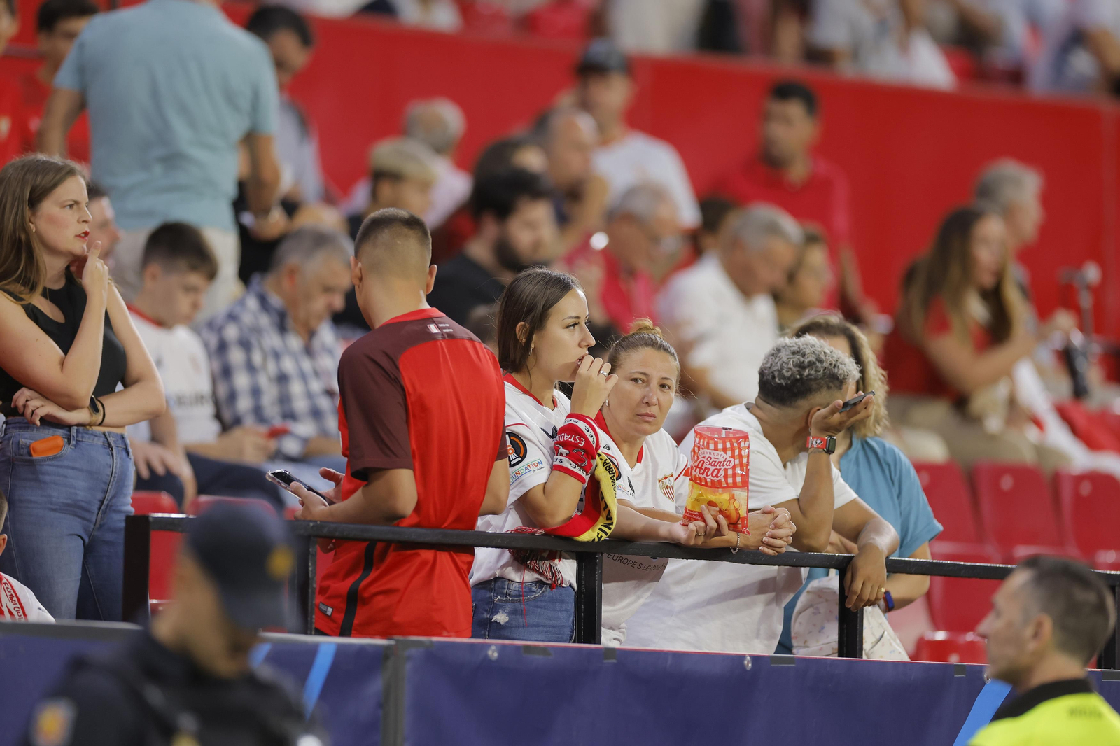 Búscate en las fotos del Sevilla-Lens
