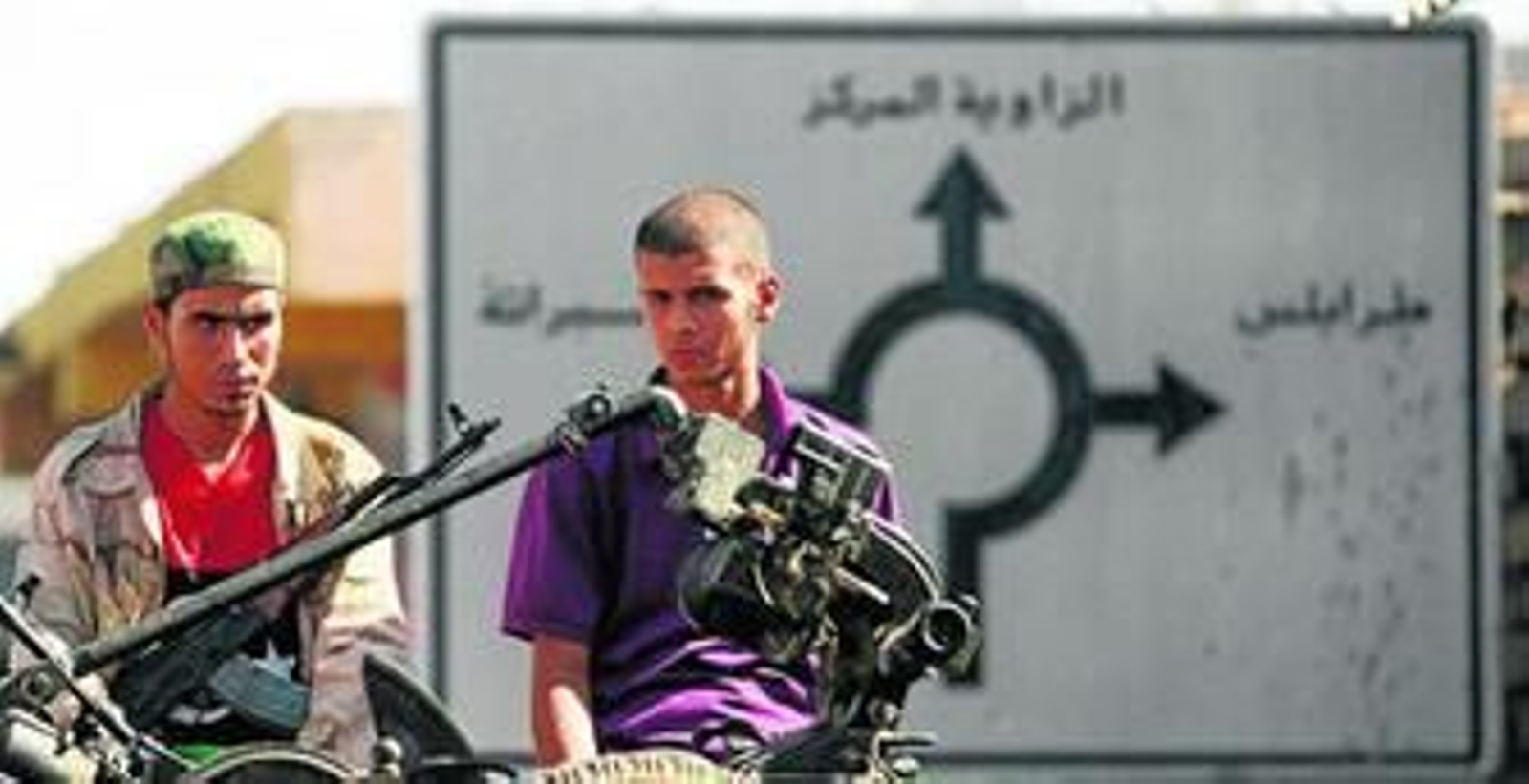 Rebeldes libios descansan en una encrucijada de caminos durante su avance hacia Trípoli.