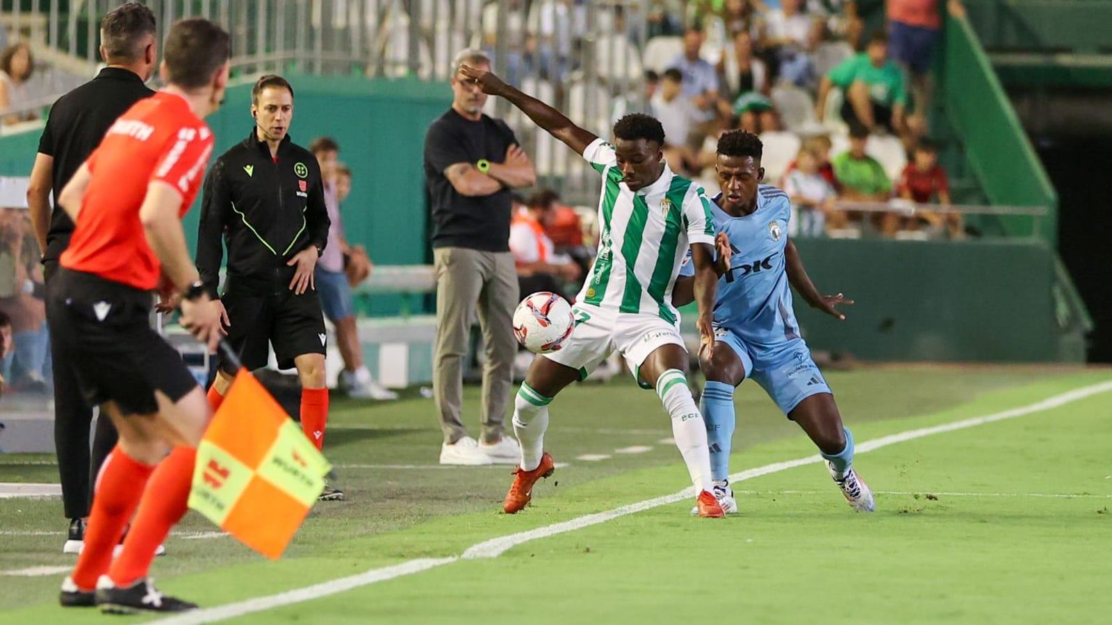 Adilson Mendes trata de controlar el balón ante Arroyo en el primer tiempo del Córdoba CF - Burgos CF. Adilson Mendes trata de controlar el balón ante Arroyo en el primer tiempo del Córdoba CF - Burgos CF.