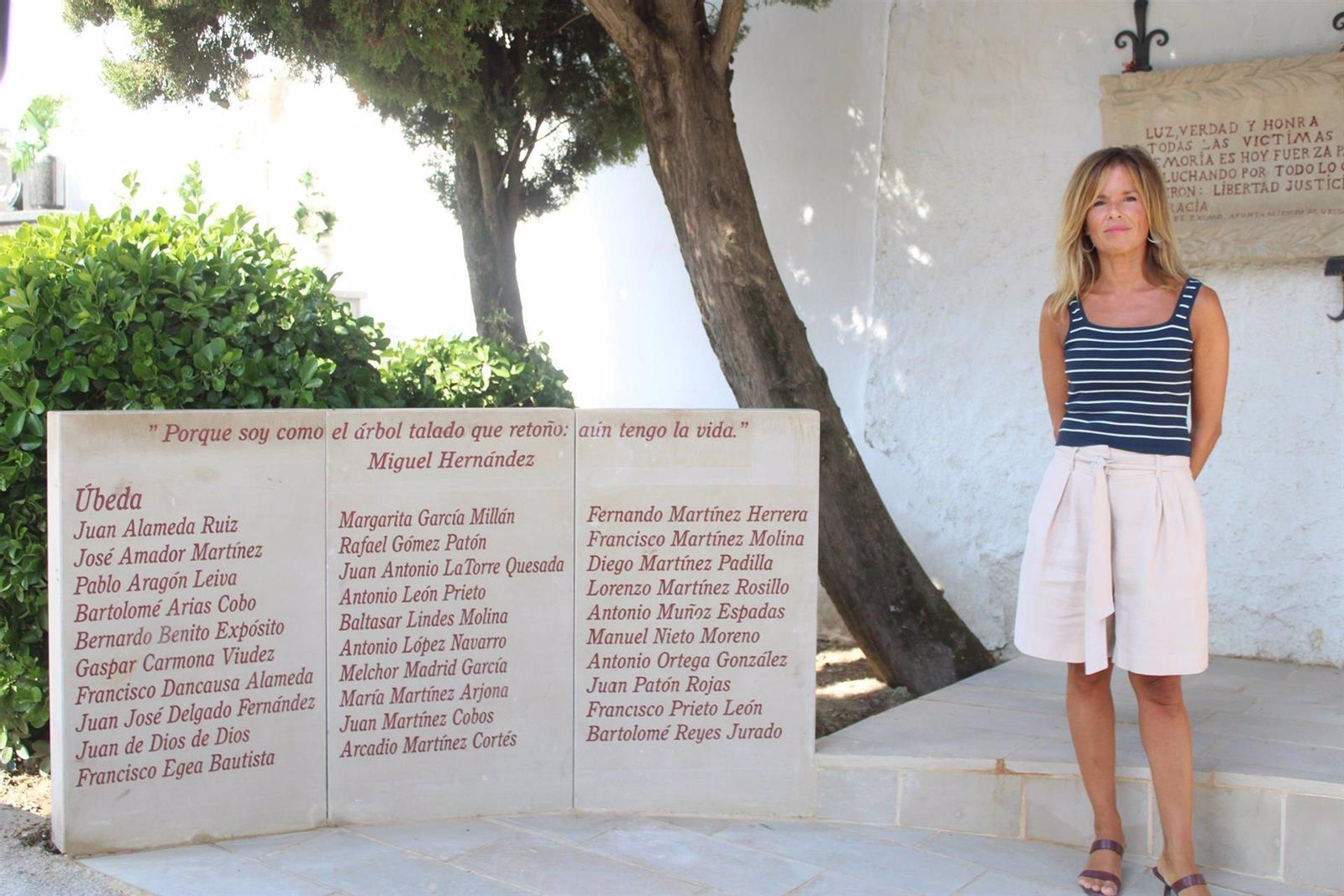 La concejal María del Carmen García junto a las losas del monumento ya instaladas.