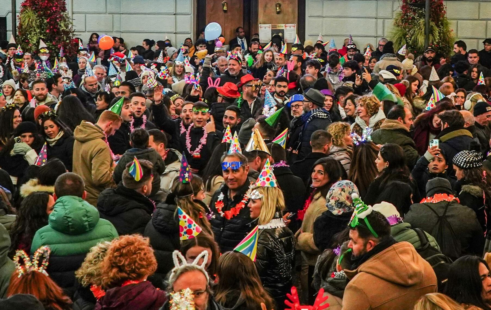 Así se vivieron las campanadas en la Plaza del Carmen de Granada: uvas y fiesta para recibir a 2024