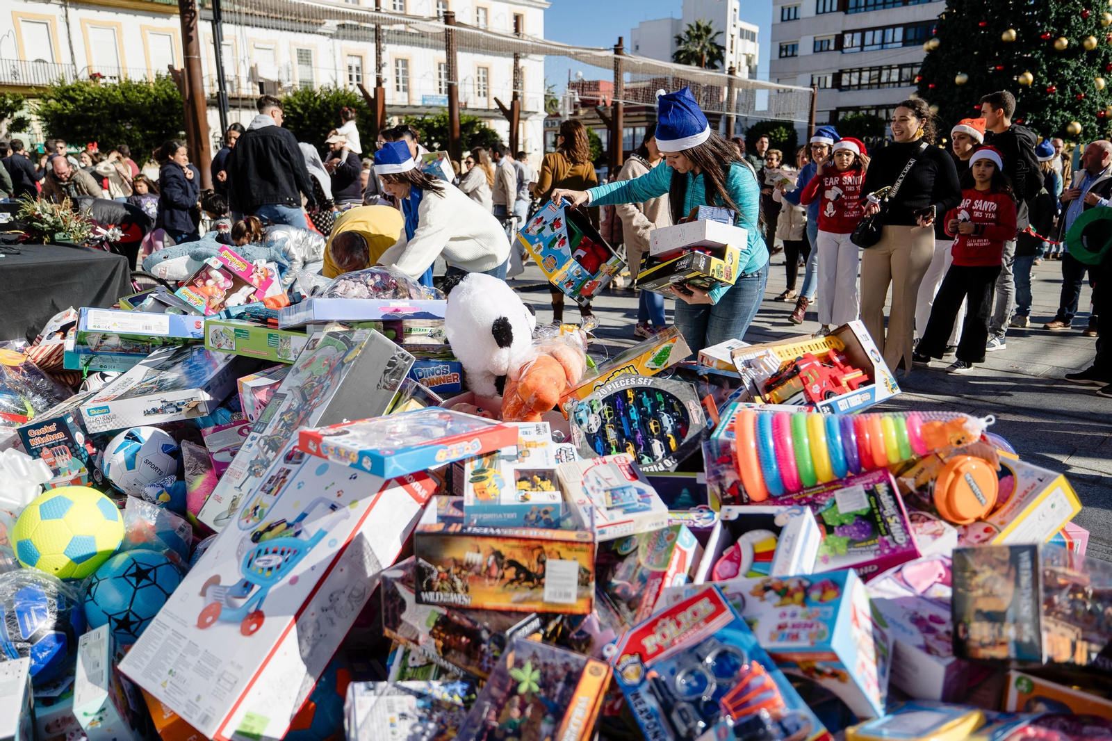 La caravana solidaria para Reyes Magos de San Fernando, en fotografías
