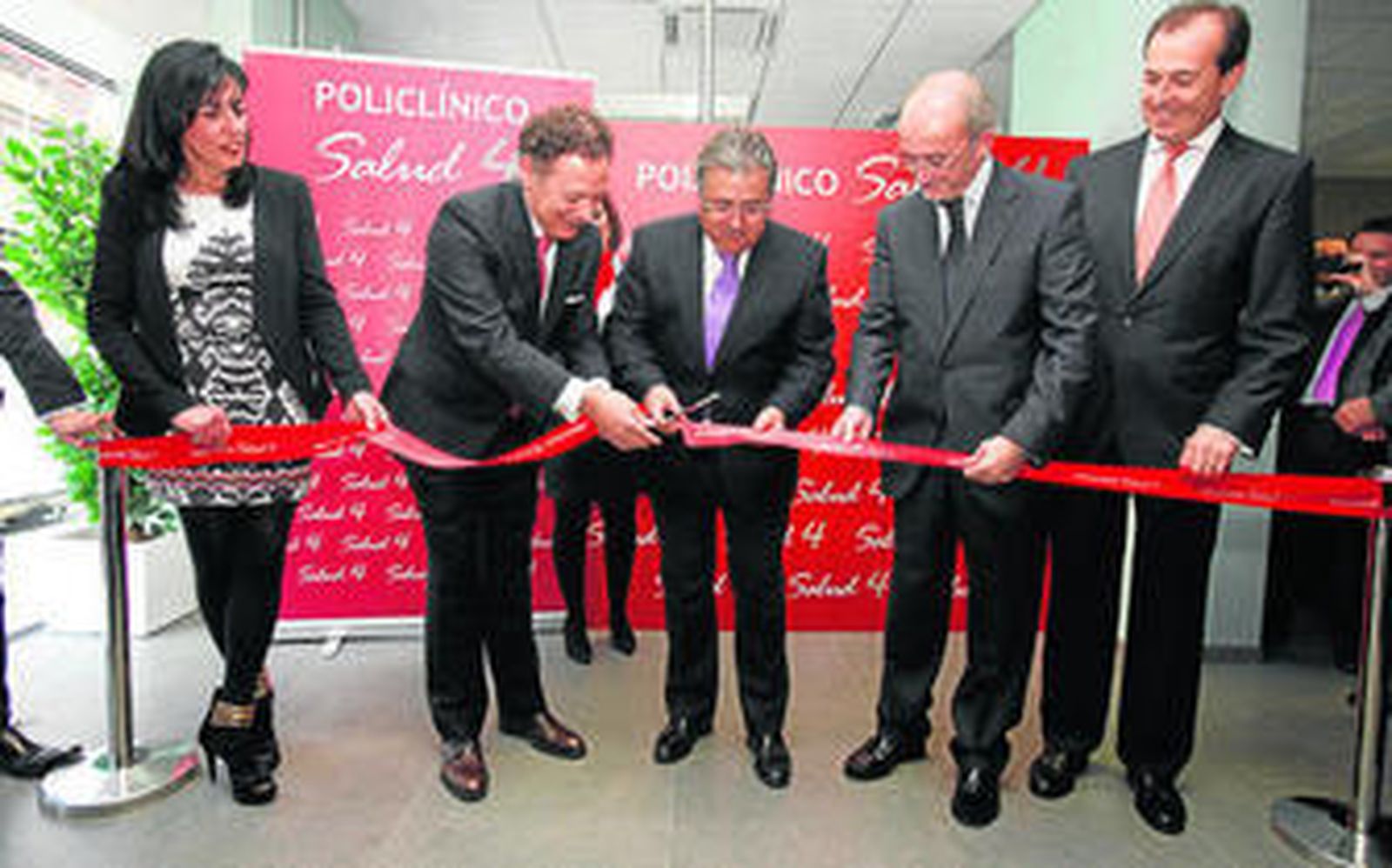 Juan Ignacio Zoido corta la cinta, flanqueado por Mercedes Granado, Ángel Schwizer, Francisco Marco y Javier Alonso.