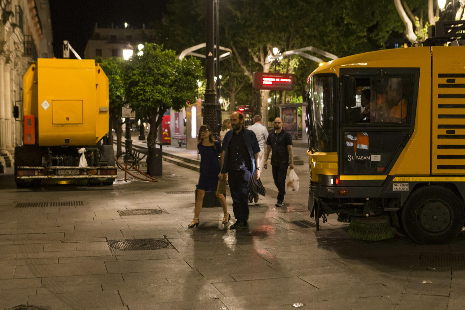 Dos vehículos de Lipasam baldeando la Plaza Nueva.