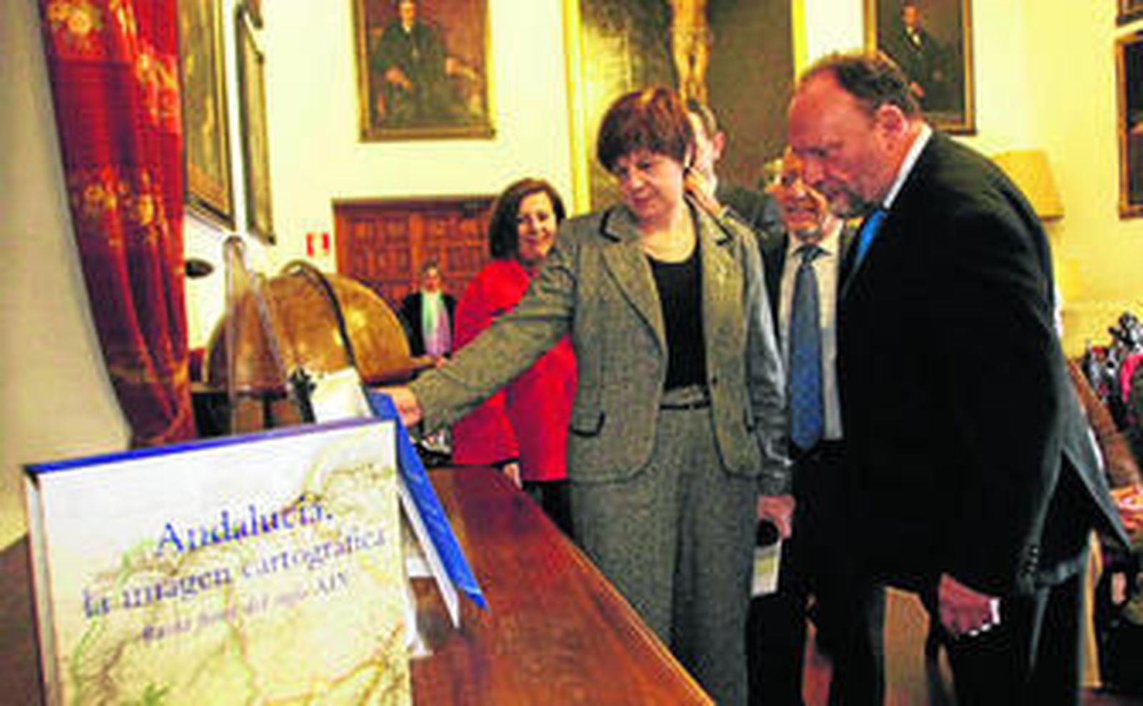 La presentación de la publicación tuvo lugar ayer en el Salón Rojo del Hospital Real, sede del Rectorado.