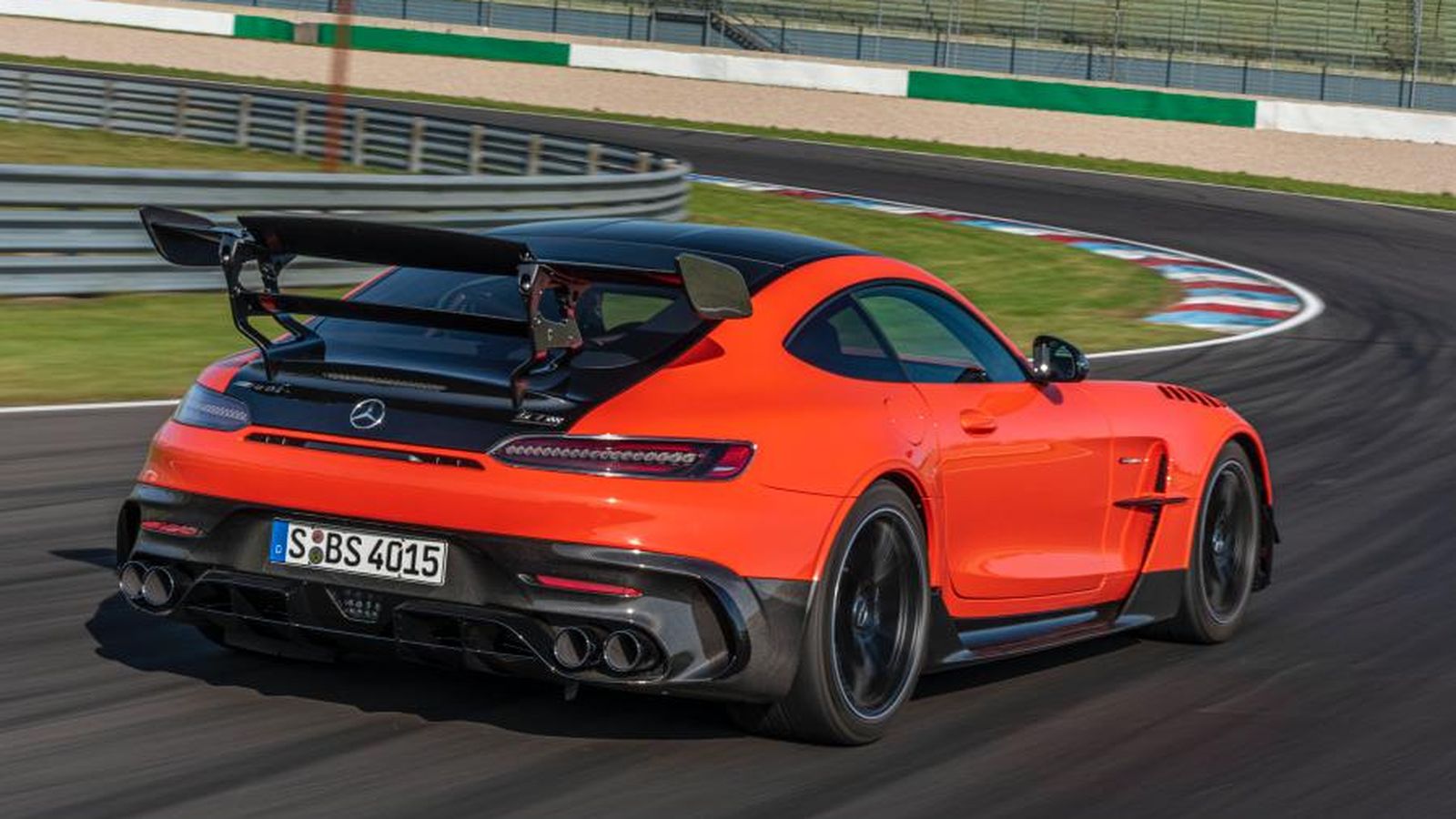 El AMG GT Black Series es un coche nacido para los circuitos, donde puede sacar el máximo provecho de su potencia, ligereza y enorme carga aerodinámica.