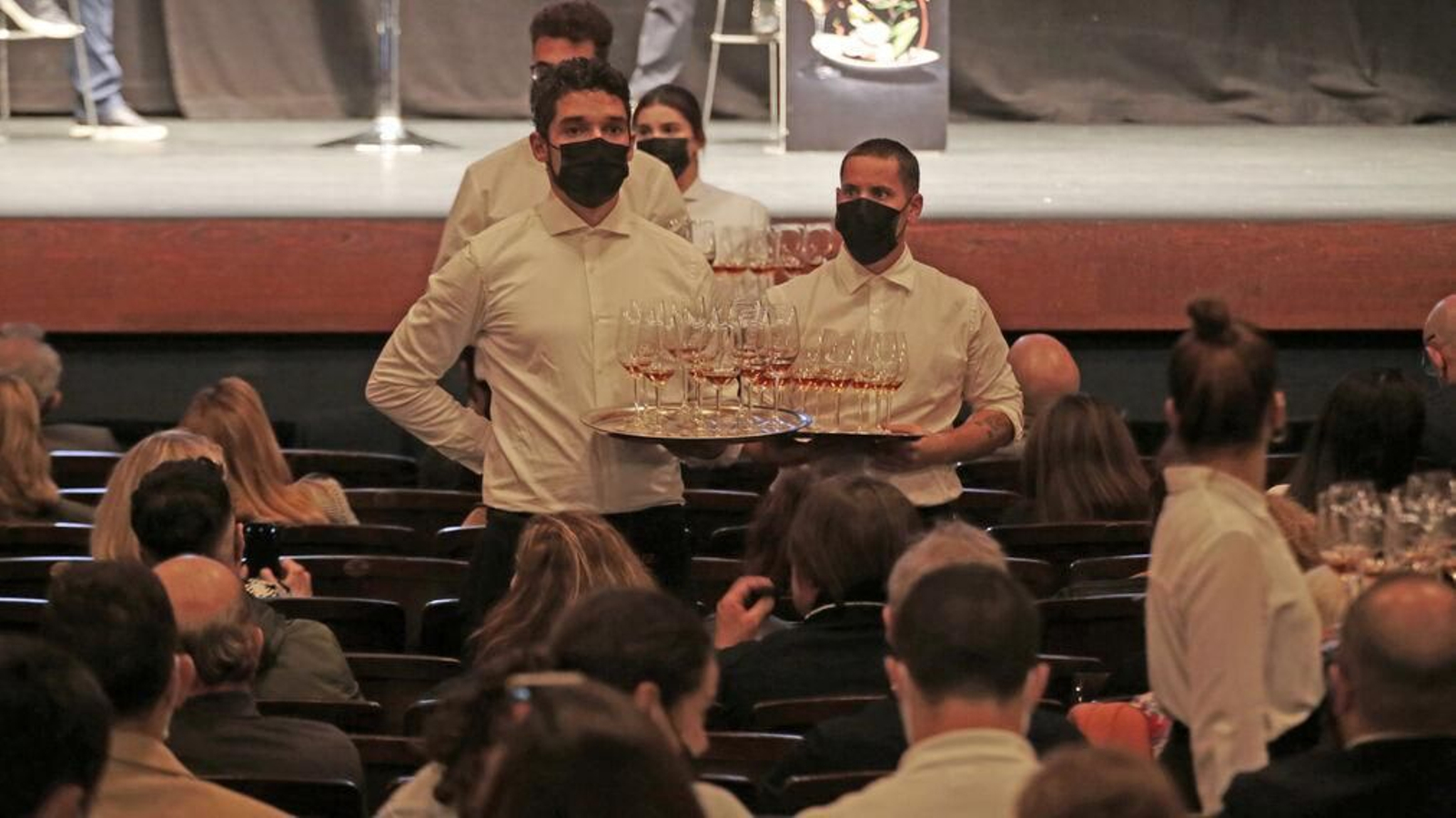 Personal de sala se disponen a servir unas copas de jerez en el patio de butacas del Villamarta.