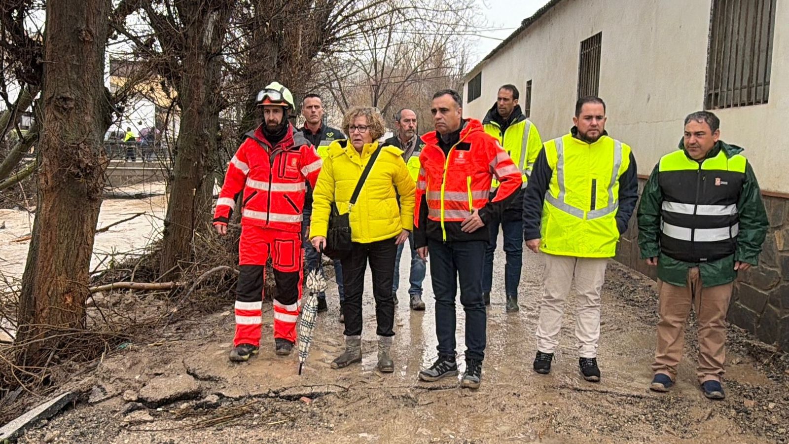 Imagen de la visita de los responsables de la Diputación a Benalúa de las Villas