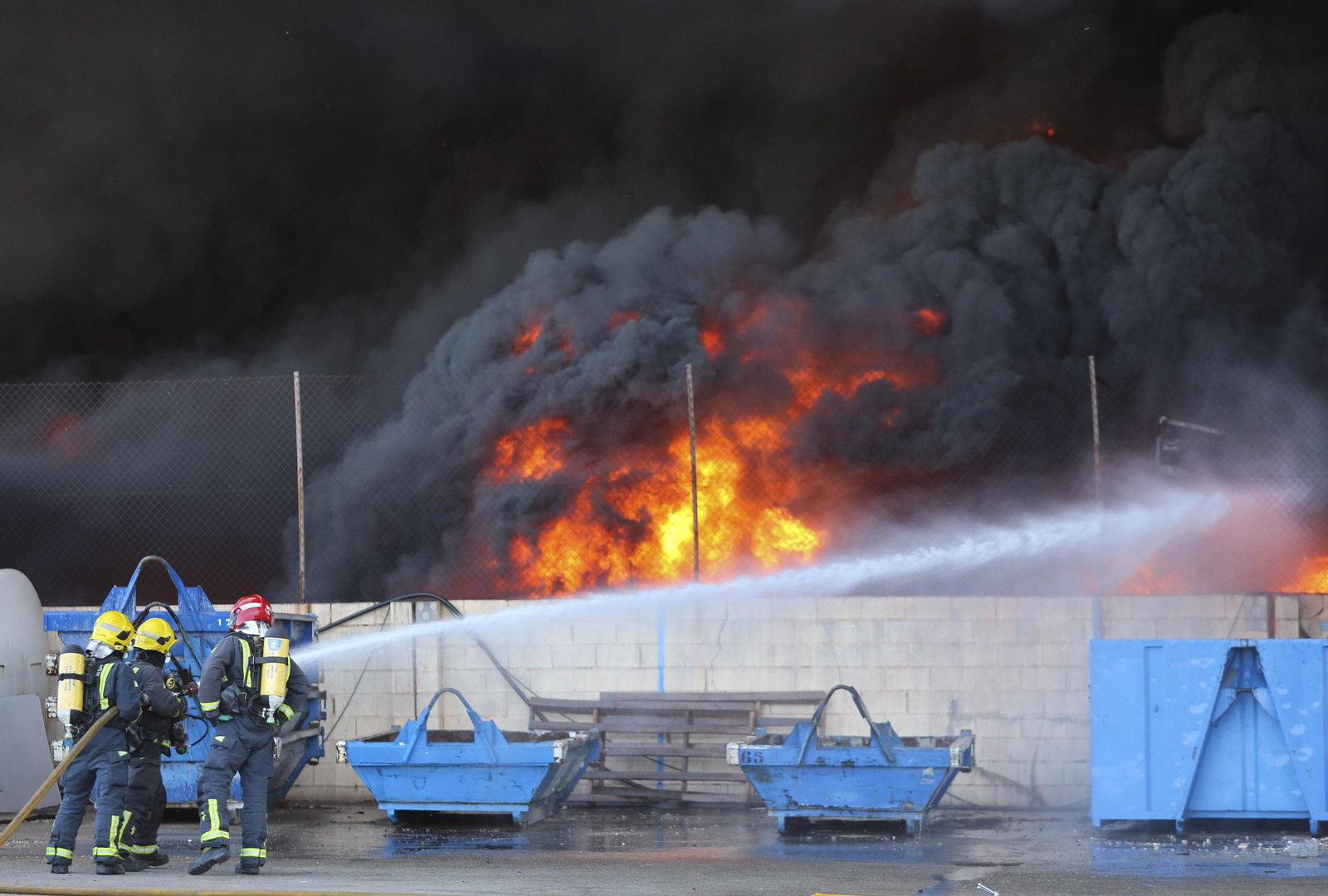 El incendio en el polígono Guadalhorce de Málaga, en fotos